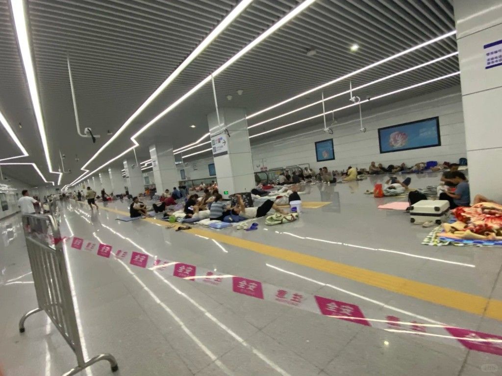深圳全市已疏散26萬人，部份人躲入地鐵站內避難。