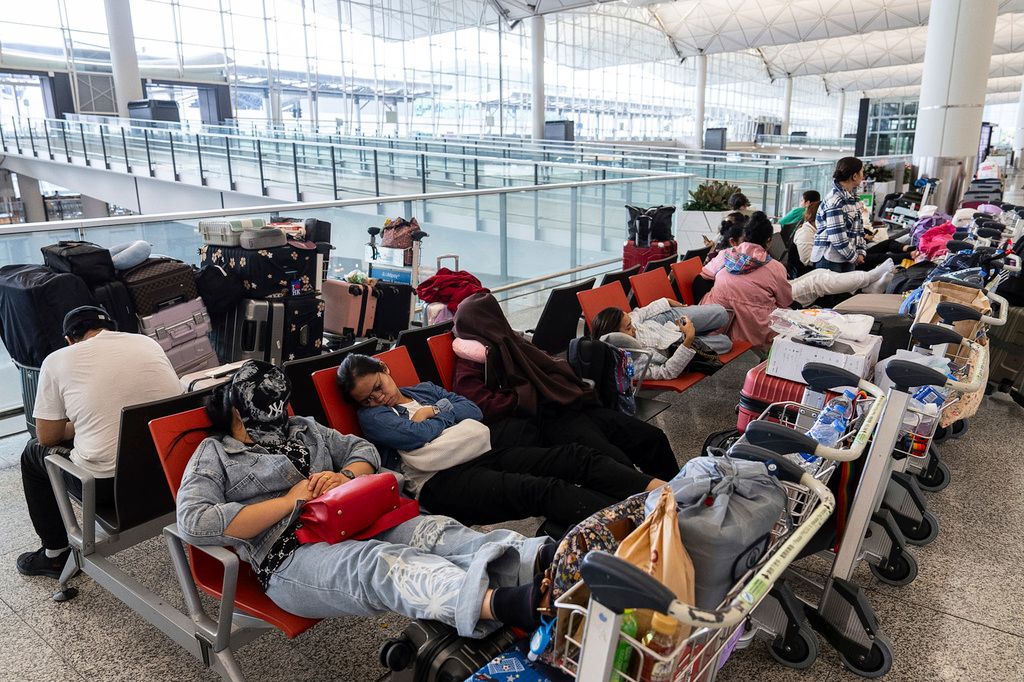 樺加沙颱風襲擊香港，造成機場大量航班被迫取消，眾多乘客受困大廳。（美聯社）