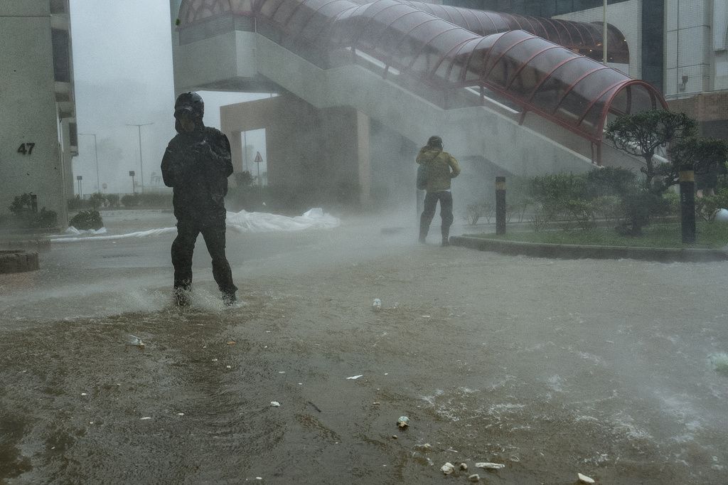 樺加沙颱風襲擊香港，強風暴雨讓多地區出現災情。（美聯社）