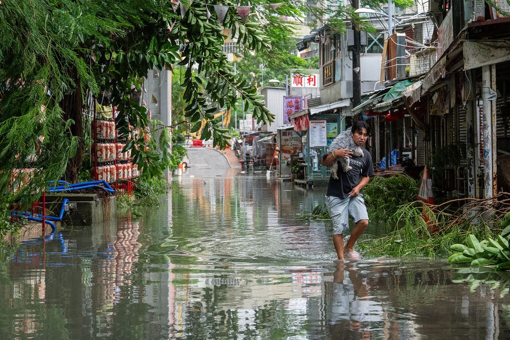 樺加沙颱風襲擊香港，強風暴雨讓多地區出現淹水災情。（美聯社）
