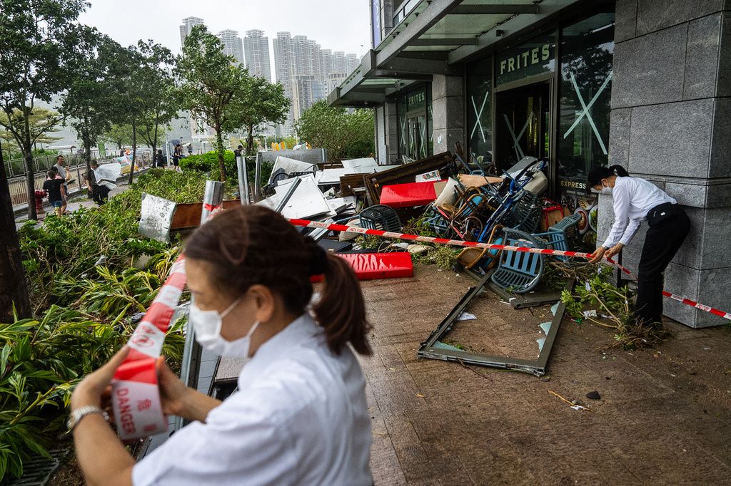 樺加沙颱風襲擊香港，強風暴雨讓多地區出現災情。（美聯社）