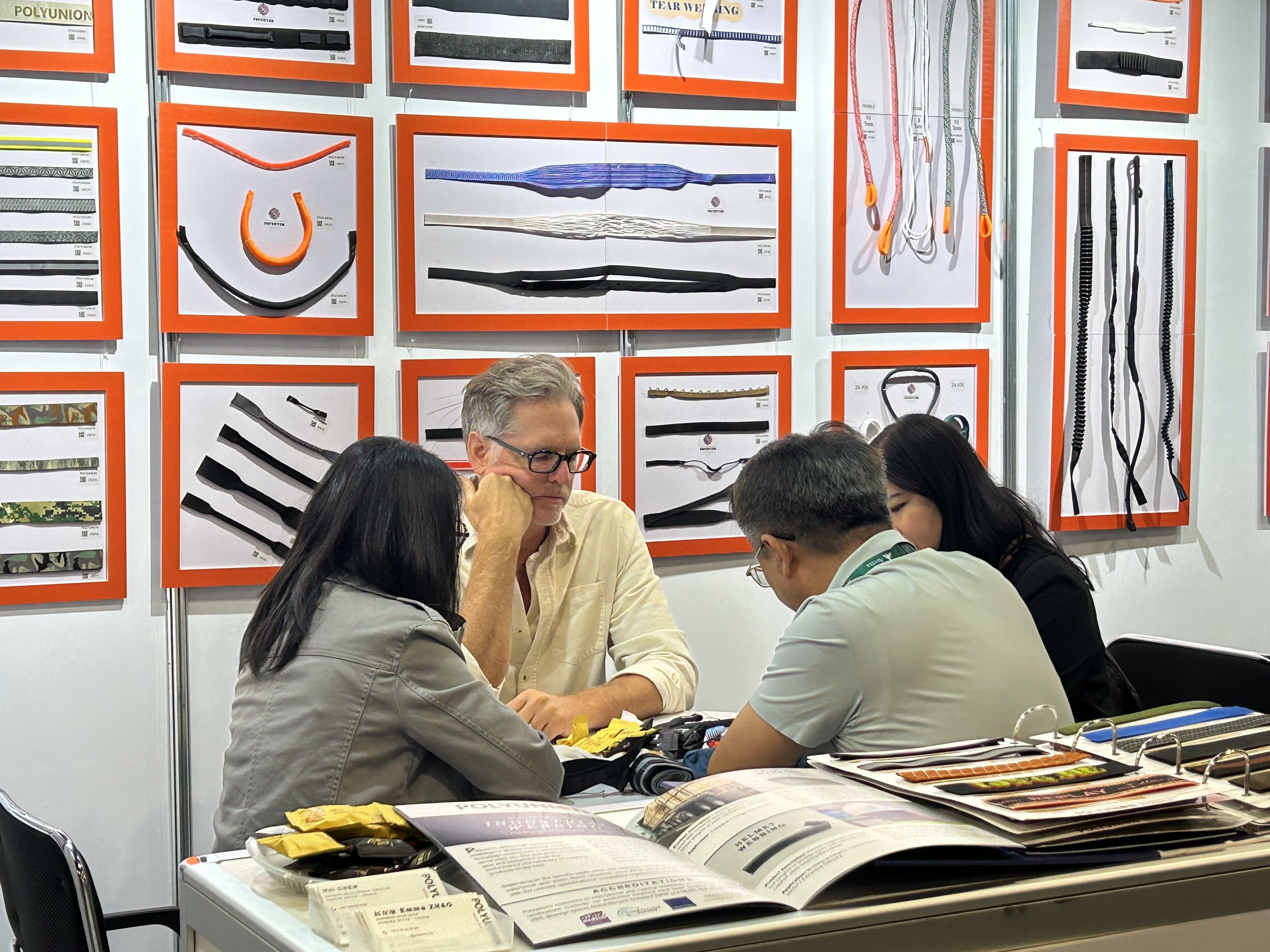 20250924-國際買主於台灣館現場跟台灣廠商洽談情形。（紡拓會提供）