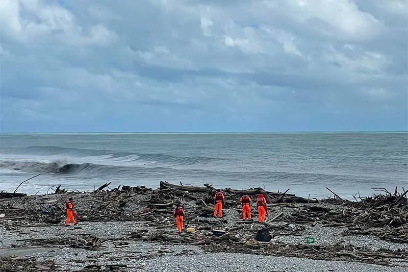 救災人員到花蓮溪下游岸際協尋。（圖／海洋委員會海巡署東部分署提供）