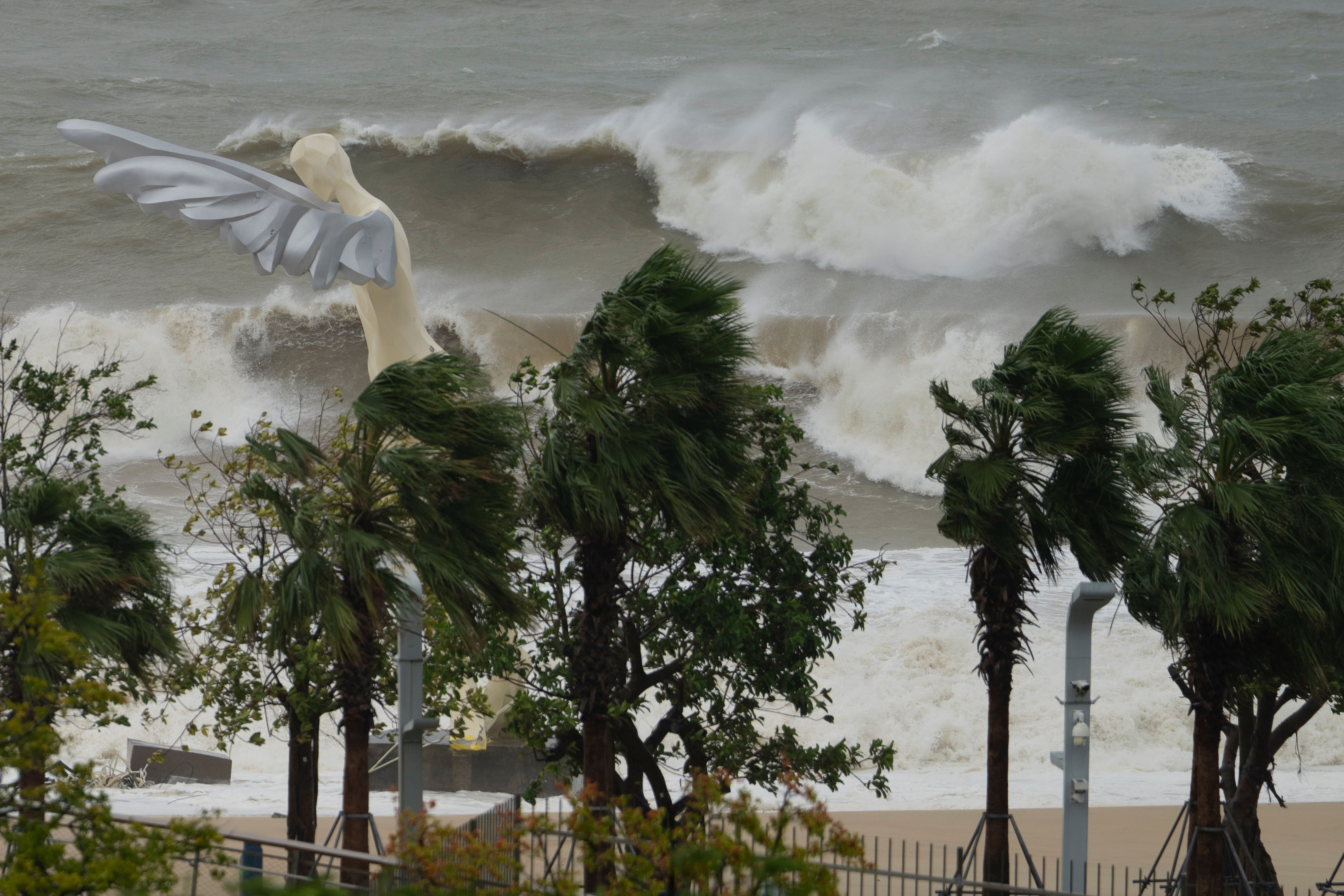 強烈颱風樺加沙肆虐香港、澳門、深圳等地，造成當地重大災情。（美聯社）
