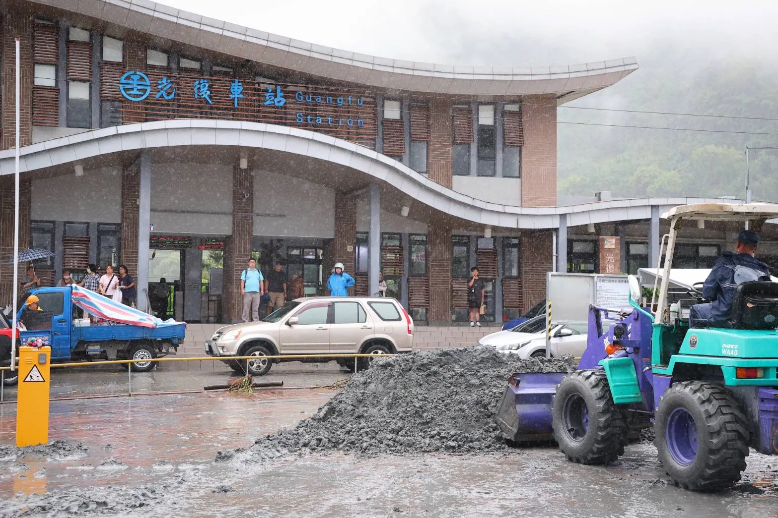 20250924-強颱樺加沙帶來驚人雨勢，花蓮馬太鞍溪上游堰塞湖壩頂於9月23日潰決，滾滾洪流淹沒光復鄉市區，造成重大傷亡。圖為光復車站。（顏麟宇攝）