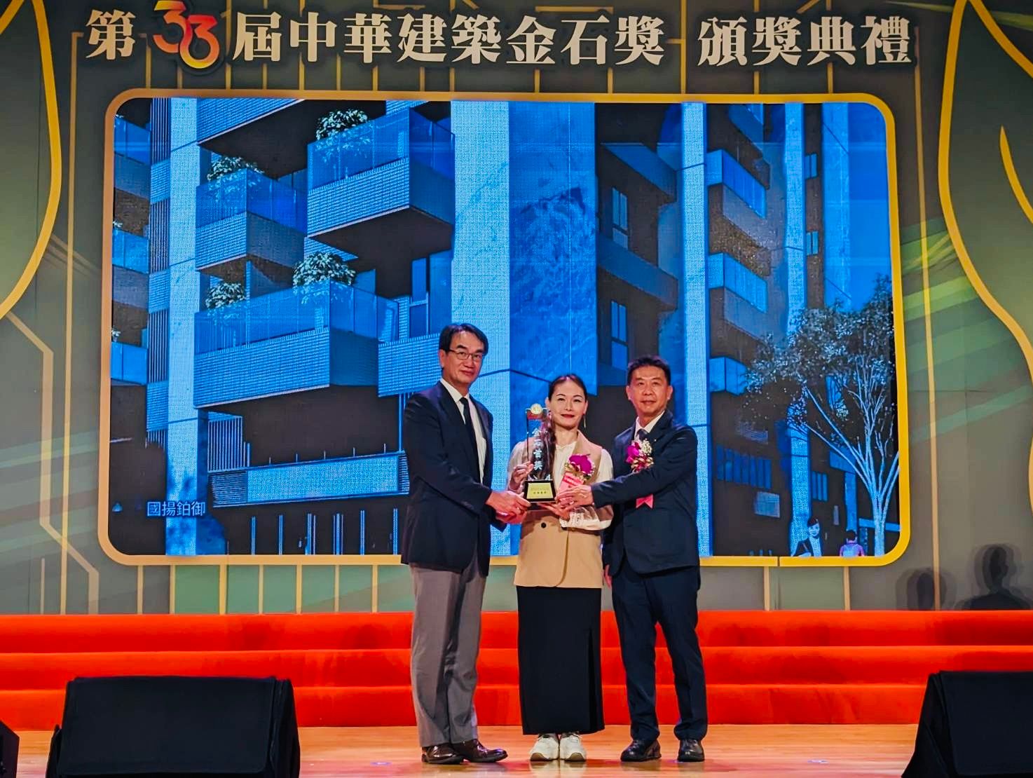 林宜敬部長(左)與許智傑主委(右)共同頒發規劃設計金石首獎，台肥公司由許惠娟組長(中)代表受獎。（圖／台肥公司提供）