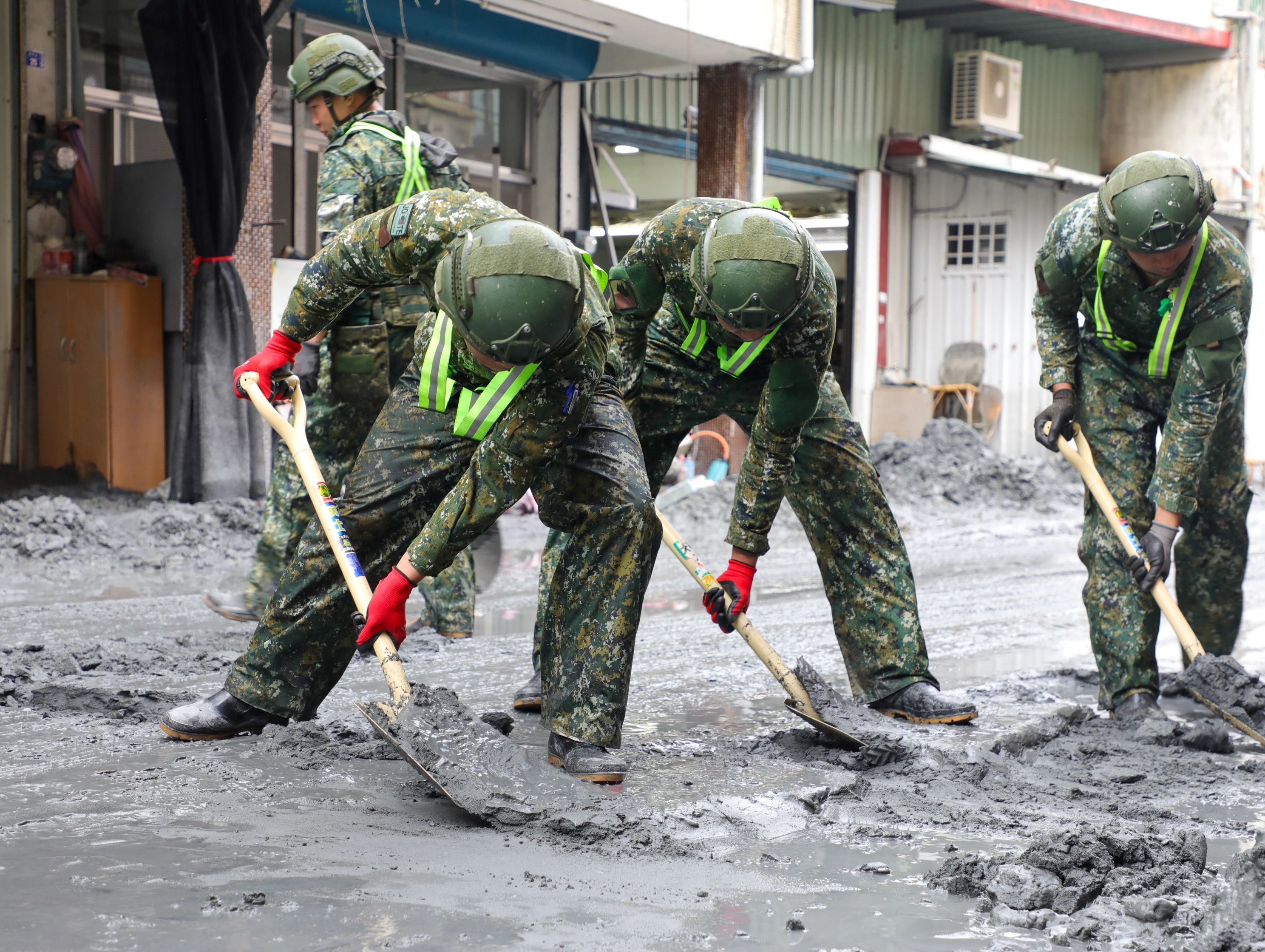 20250924-第2作戰區官兵執行街道淤泥清理。（國防部提供）