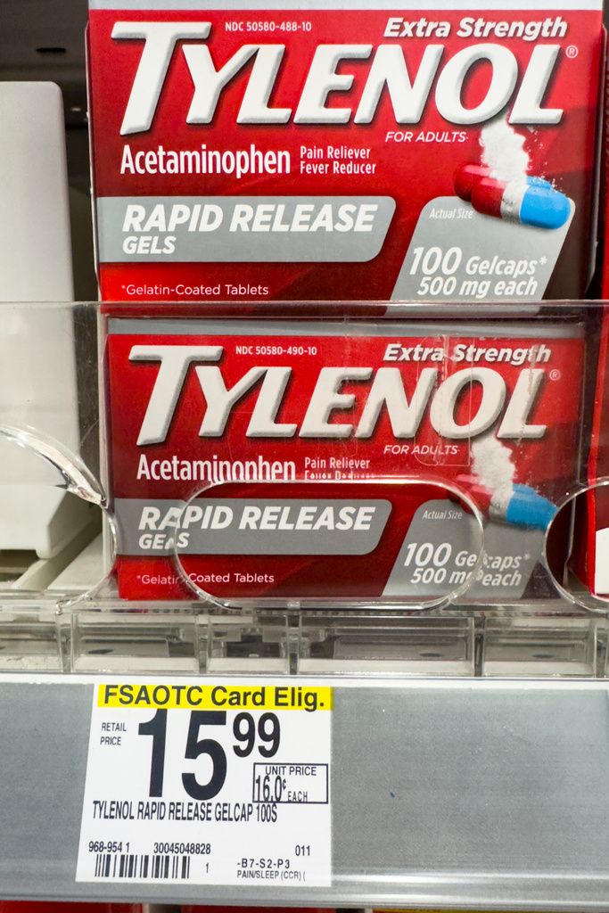 2025年9月23日。美國賣場架上的泰利諾。（AP）