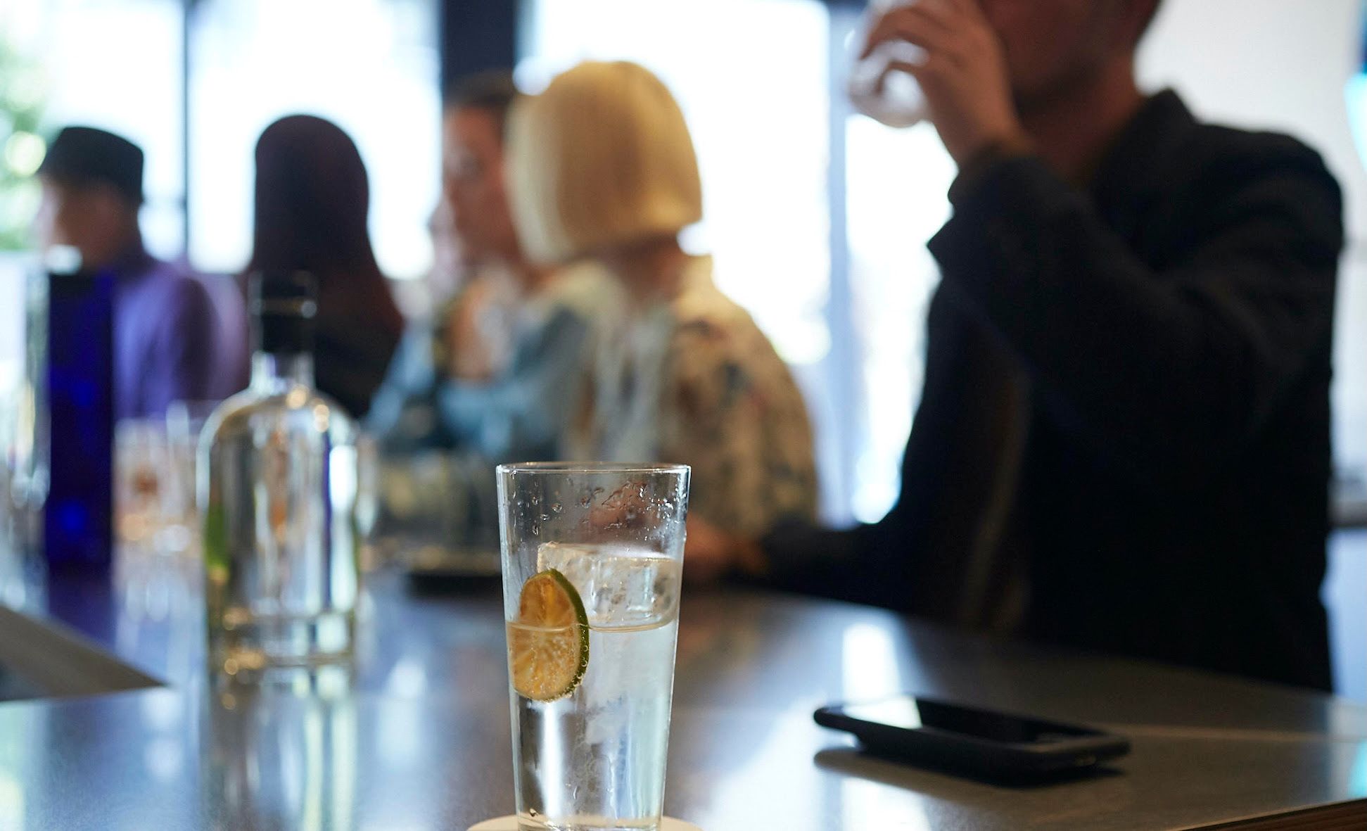 麻布台ヒルズで「アウトドアシネマ」とジン50種以上を楽しむ「MEET GIN」が10月10日から開催。麻布台ヒルズ PR事務局