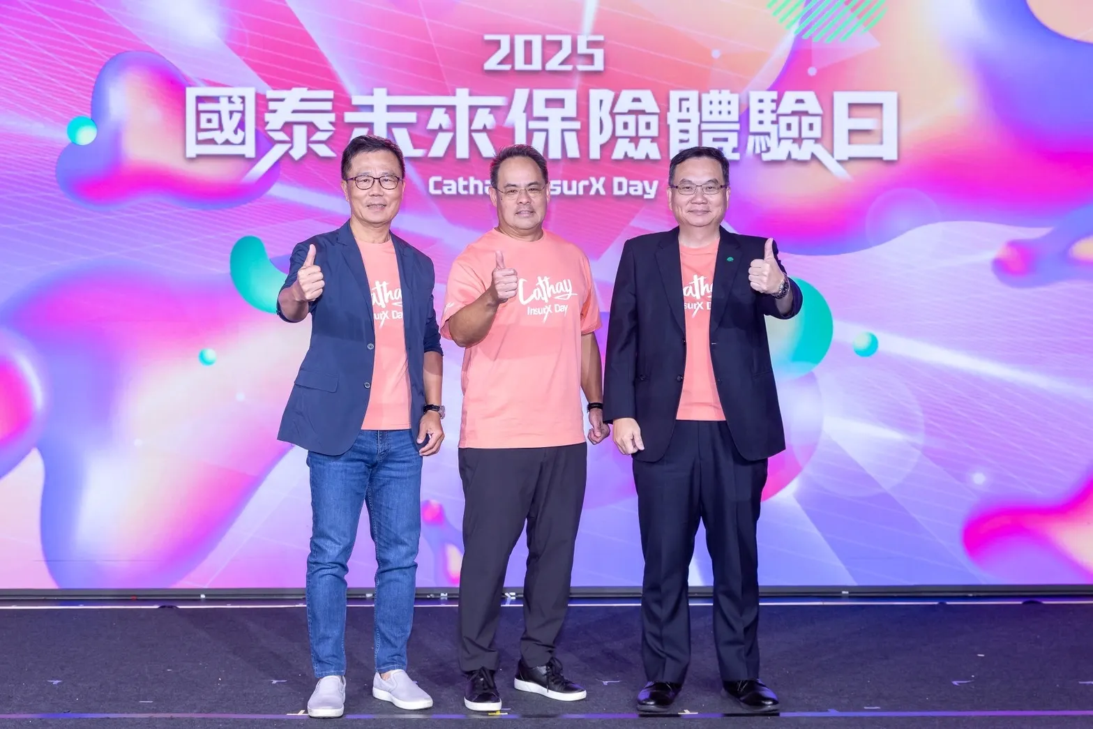 金融業首場保險科技盛會「國泰未來保險體驗日」，由國泰金控資深副總孫至德(中)開場致詞、國泰人壽總經理劉上旗(左)親自到場力挺，國泰產險總經理陳萬祥(右)參與座談，吸引超過3,700人報名，現場近400名聽眾齊聚，線上直播同時在線人數亦突破2,000人。(圖