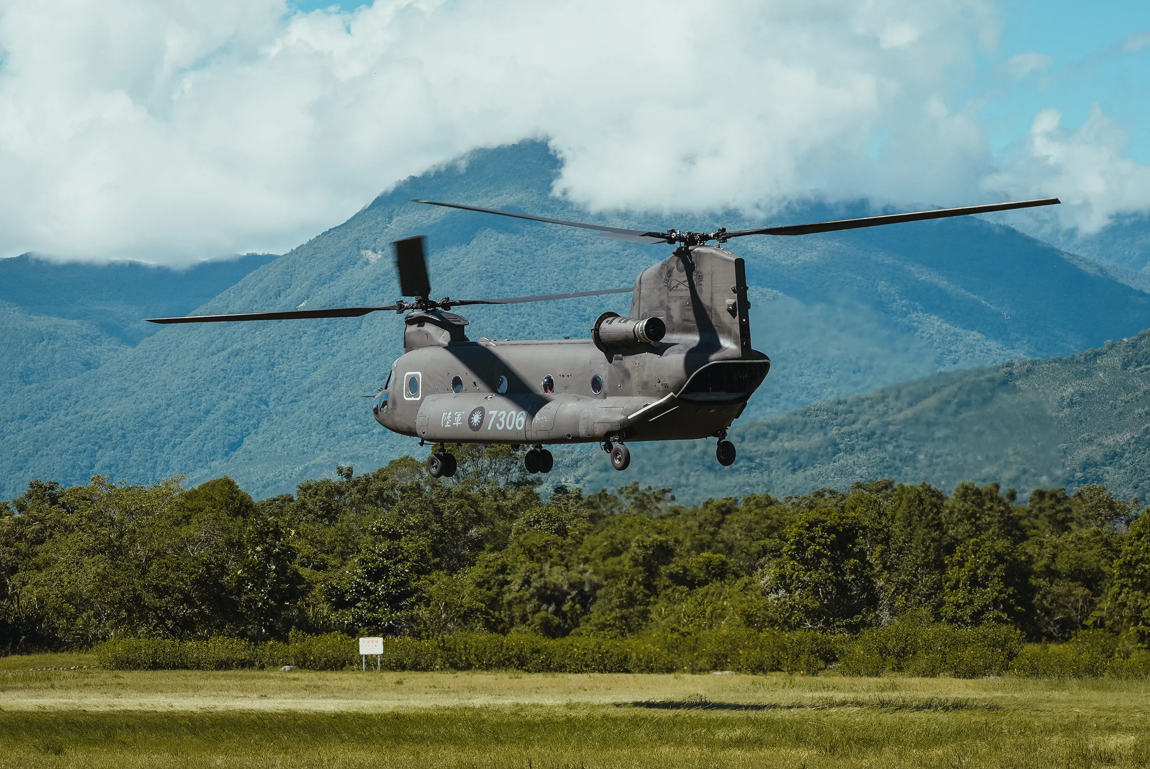CH-47SD直升機，載運特戰兵力及工兵專業搜救裝備，增援災區搜救行動。（陸軍司令部提供）