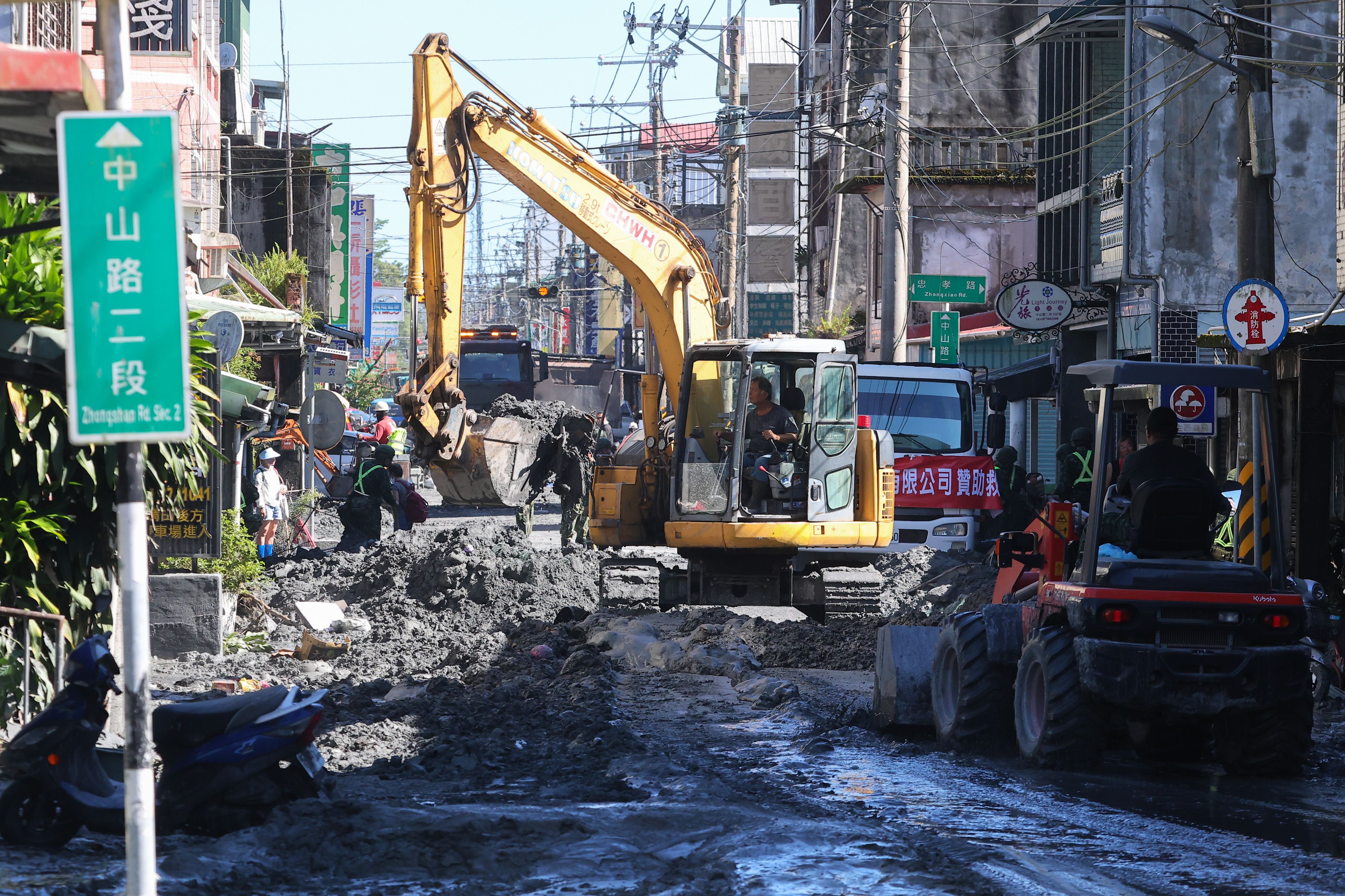 20250925-馬太鞍溪堰塞湖潰堤，山洪衝入光復鄉市區，民眾25日陸續進行道路清理工作。（顏麟宇攝）