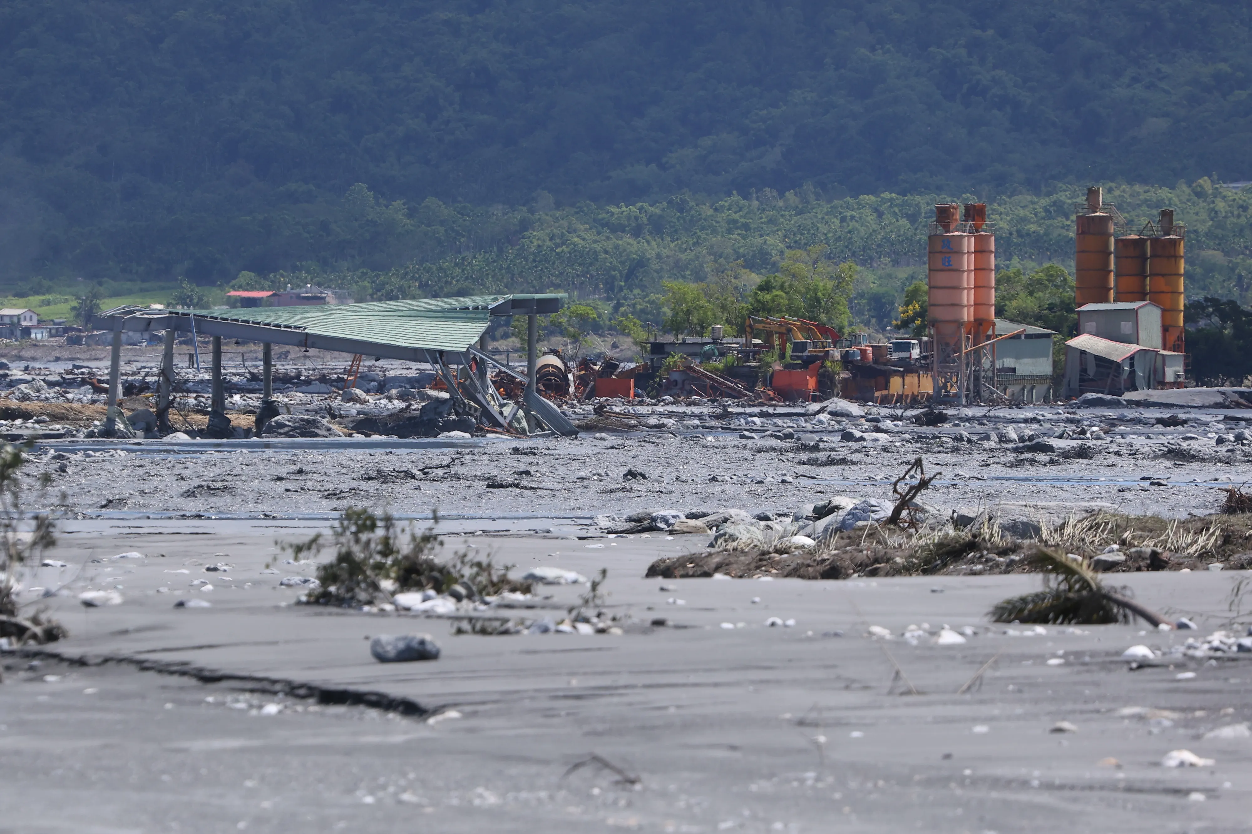 20250925-馬太鞍渓堰塞湖潰堤，山洪が光復乡街区に流れ込み、重大な死傷者を招きました。（颜麟宇摄）