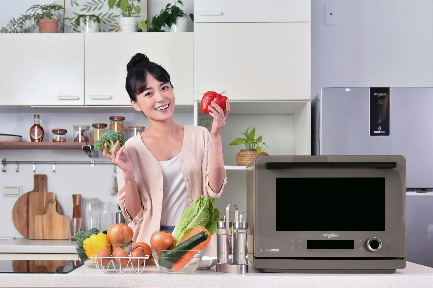 Coloris 8 合 1 變頻氣炸蒸烤微波爐內建 25 種專業烹調模式與 21 道自動化菜單，搭配直覺化觸控面板，讓料理小白也能輕鬆完成大廚級佳餚。（圖／台灣惠而浦提供）