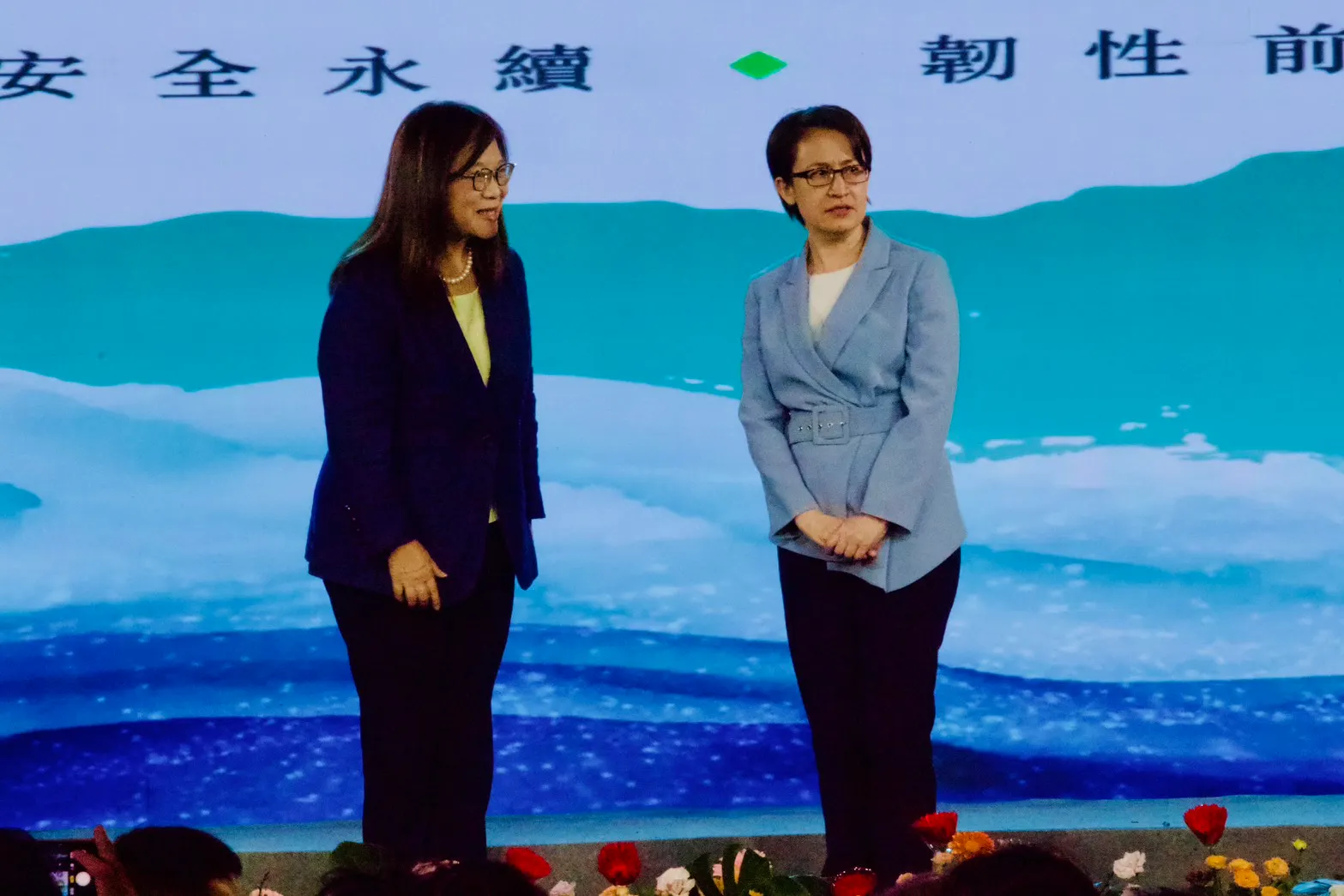 海委會今（25）日舉行2025國家海洋政策白皮書發表記者會，副總統蕭美琴（右）、海委會主委管碧玲（左）出席。（張曜麟攝）