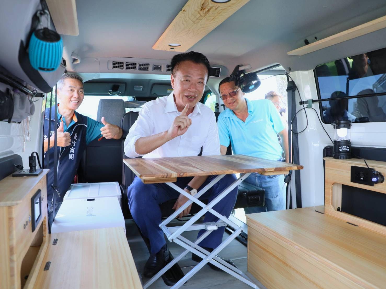 縣長翁章梁特別開箱最大獎露營車。（圖／嘉義縣政府提供）