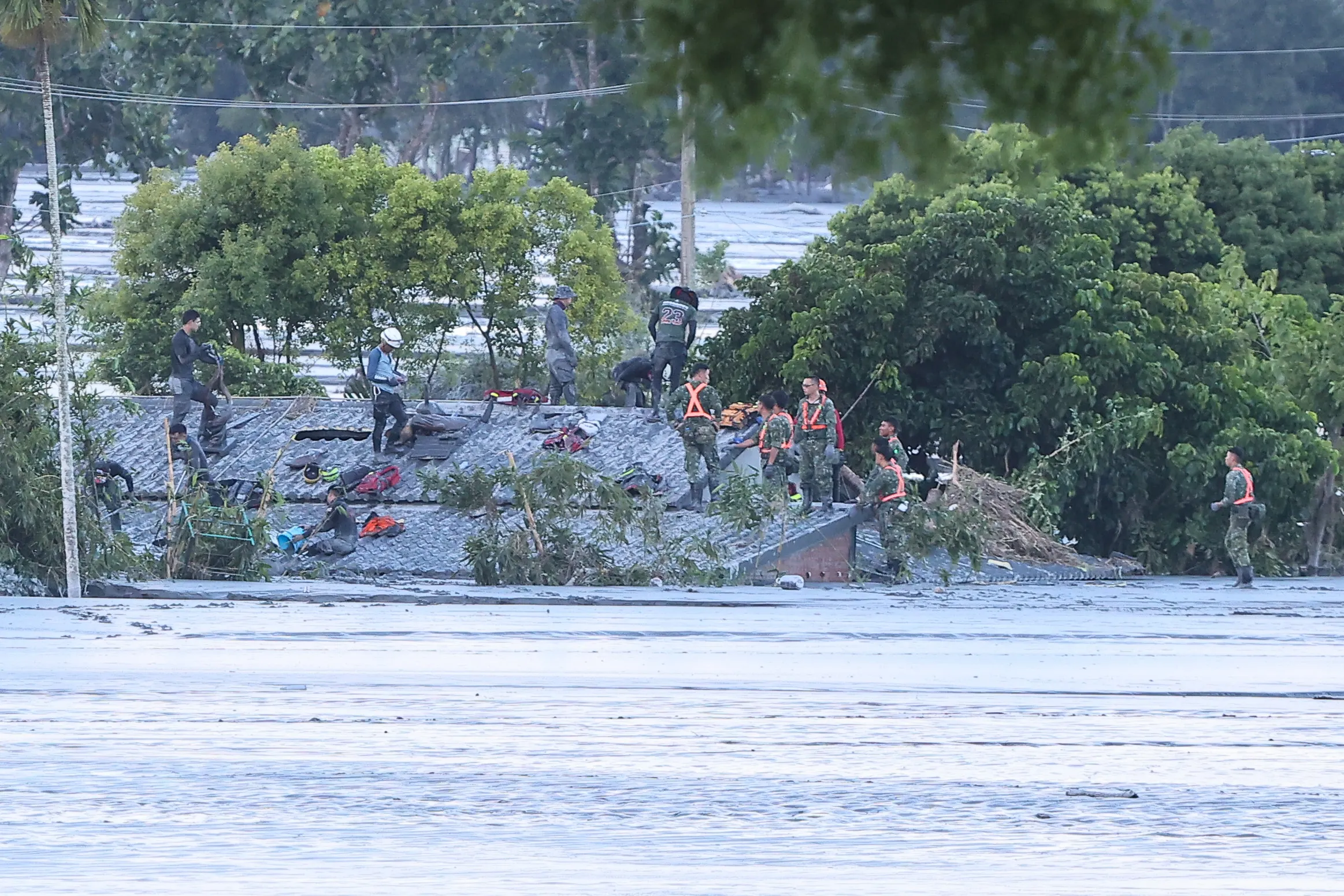 20250925-馬太鞍溪堰塞湖潰堤，山洪衝入光復鄉市區，國軍及搜救人員25日陸續尋找失蹤人口。（顏麟宇攝）