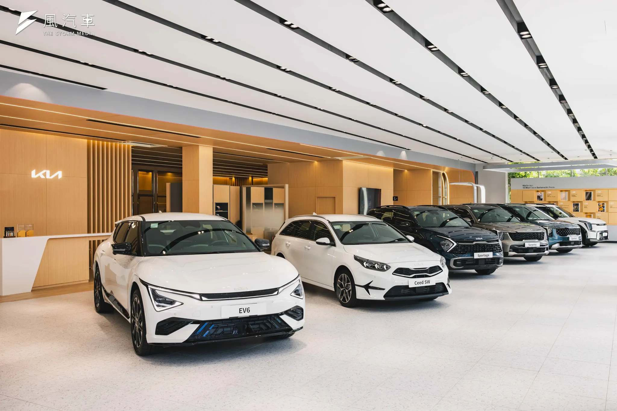 4.依循Kia新CI 2.0規範與Kia Store概念,打造占地近800坪的全新Kia台北旗艦店內部,提供旗艦賞車體驗。(圖/Kia總代理)