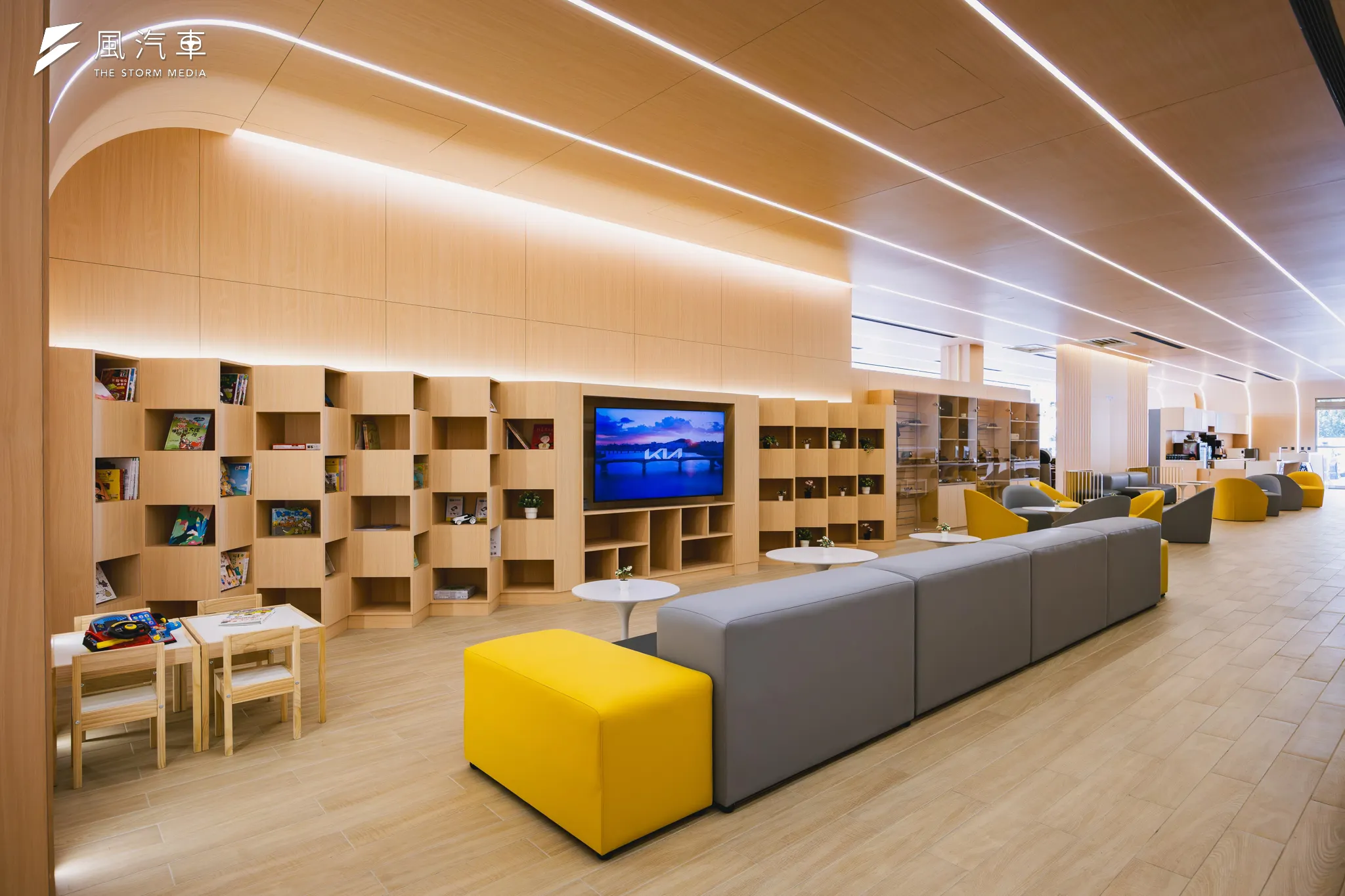 8.寬敞客休空間結合親子休憩區與書牆,提供人文、古典、藝術、財經等選書。(圖/Kia總代理)