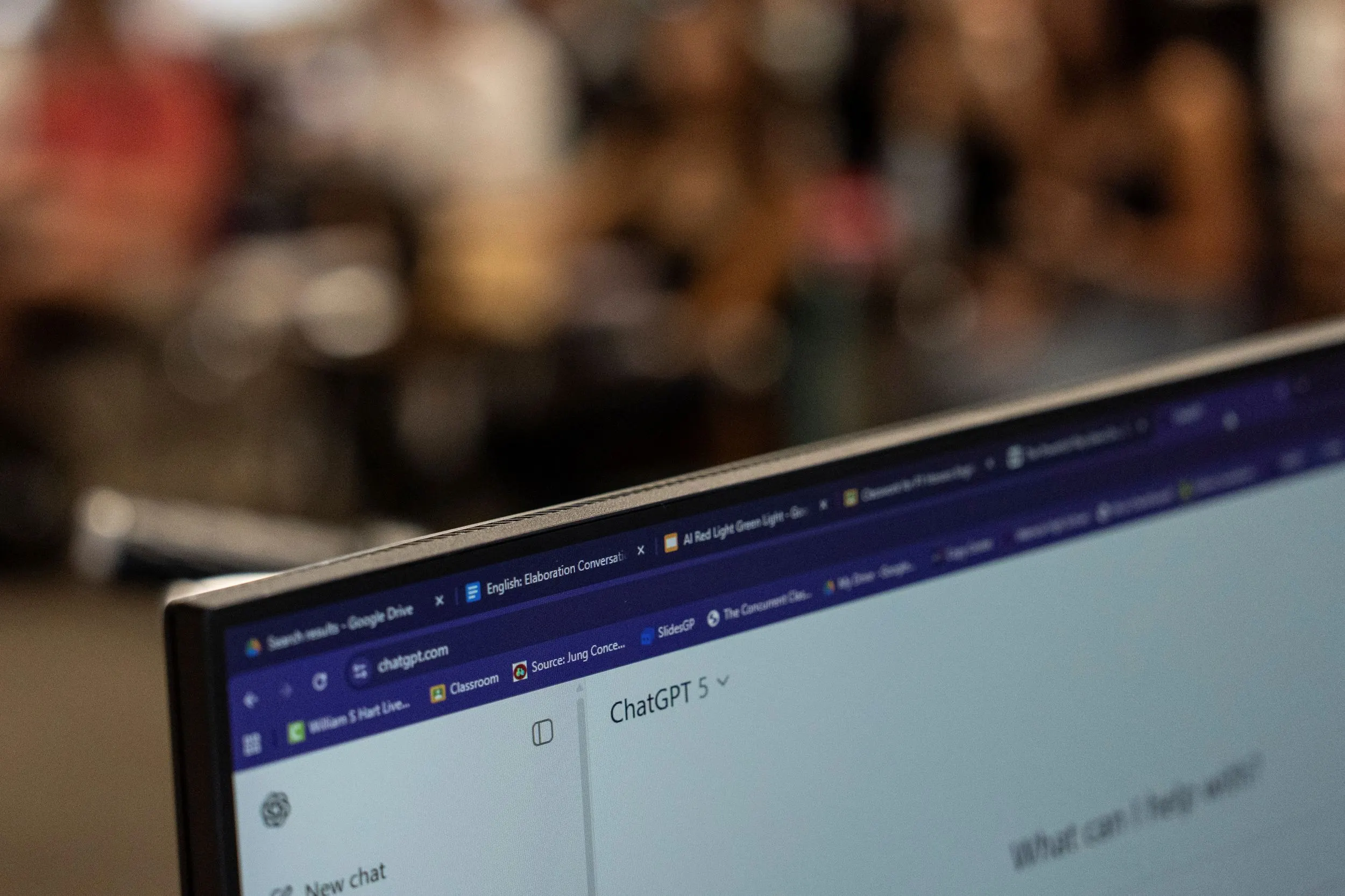 美國高中課堂的電腦，也教導學生如何使用ChatGPT。（美聯社）