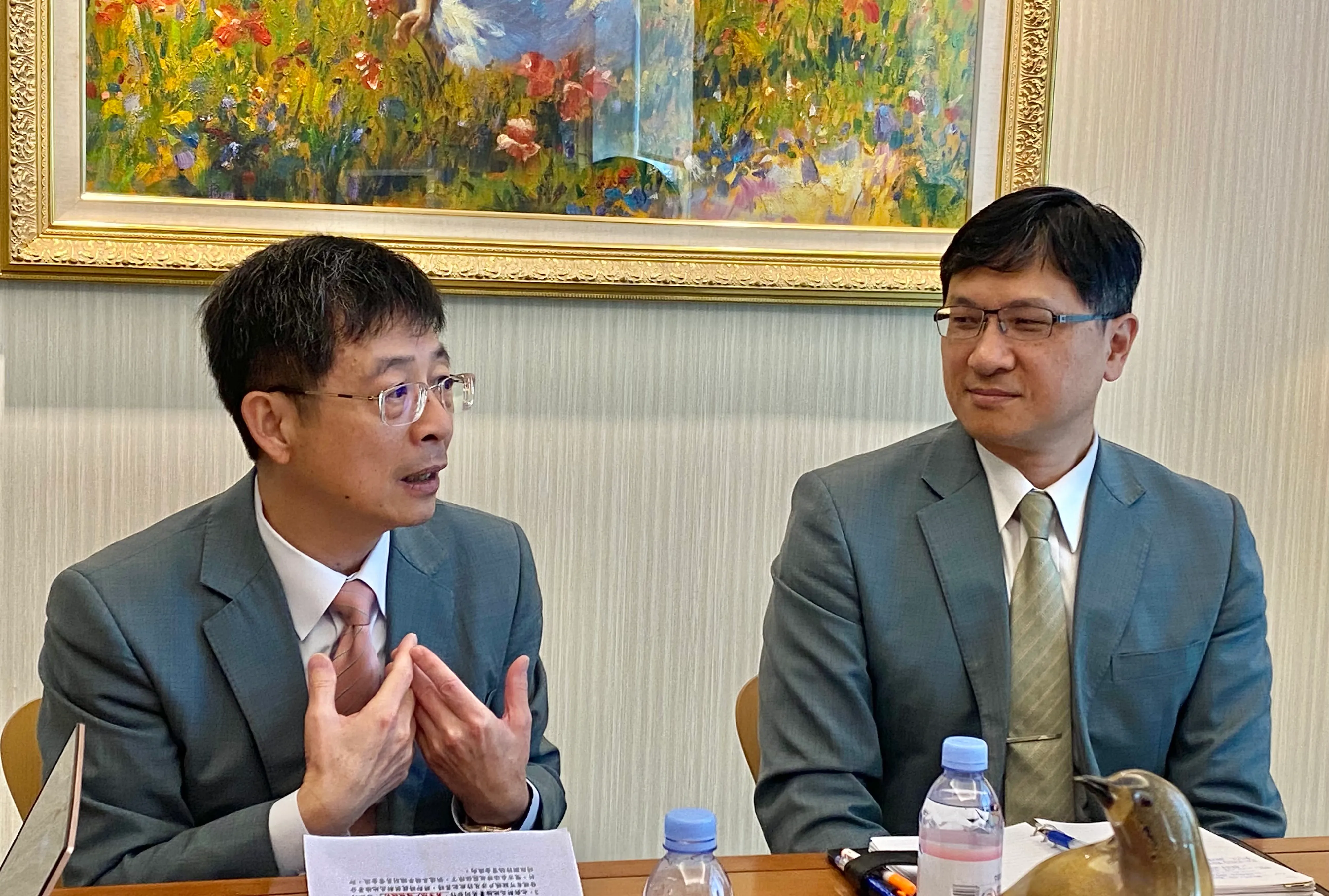 20250925-玉山金控暨玉山銀行董事長黃男州（左）、玉山銀行個金總處個金風管處處長李耀宇（右），25日於記者會後與媒體聯訪。（陳怡慈攝）