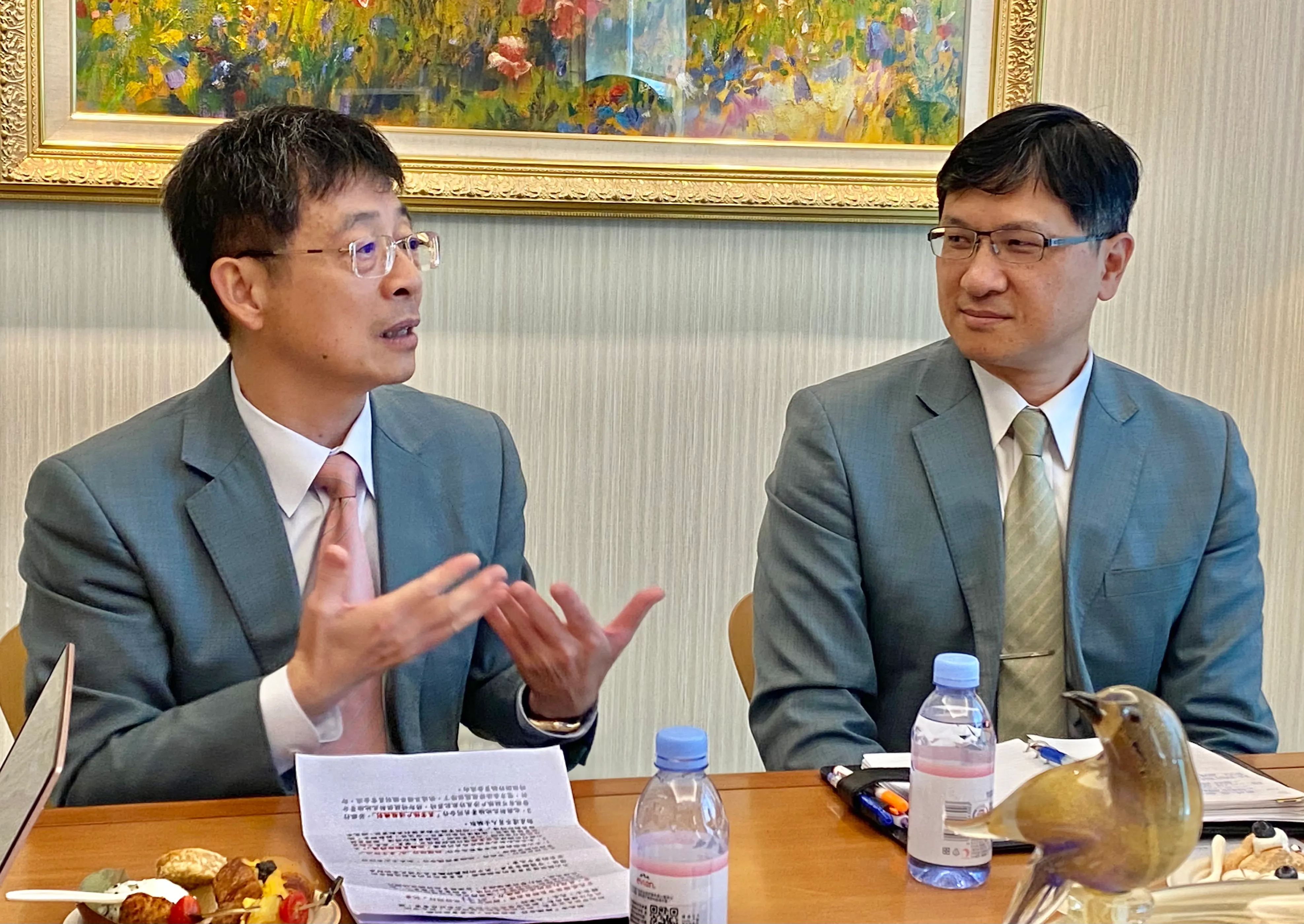 20250925-玉山金控暨玉山銀行董事長黃男州（左）、玉山銀行個金總處個金風管處處長李耀宇（右），25日於記者會後與媒體聯訪。（陳怡慈攝）