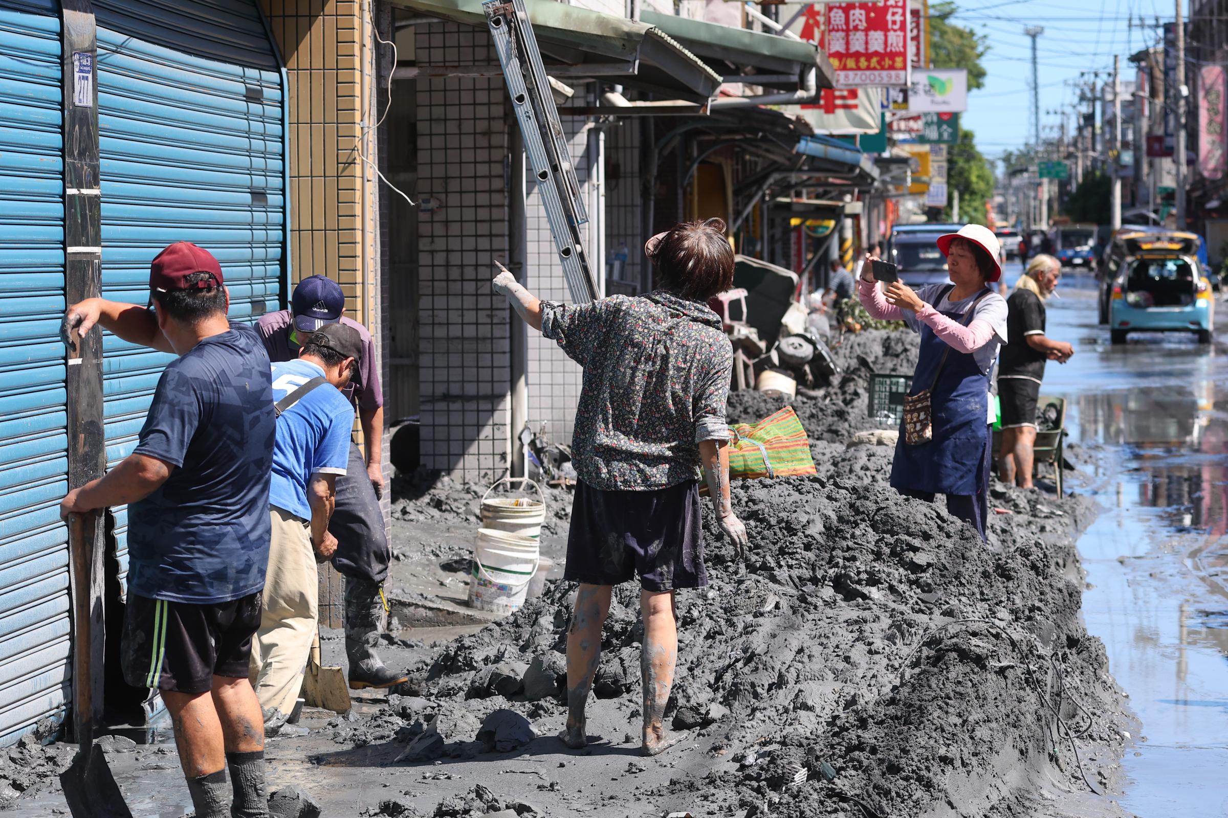 20250925-馬太鞍渓堰塞湖潰堤，山洪衝入光復郷市区，住民25日続々と清掃を開始。（斯顏麟宇攝）