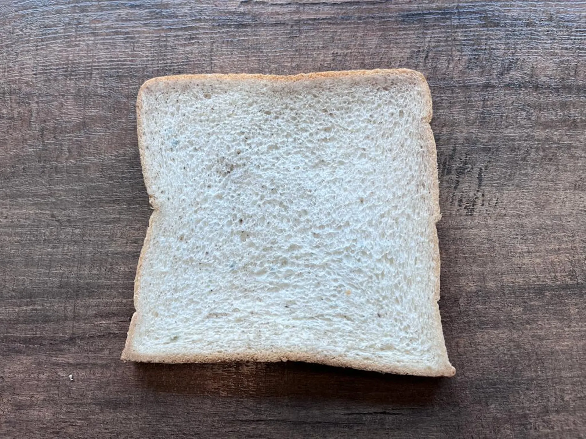 經過10天時間，麵包上只有零星霉菌，明明和對照組一樣放在室溫保存，但麵包發霉程度明顯比對照組低。（圖／香港01提供）