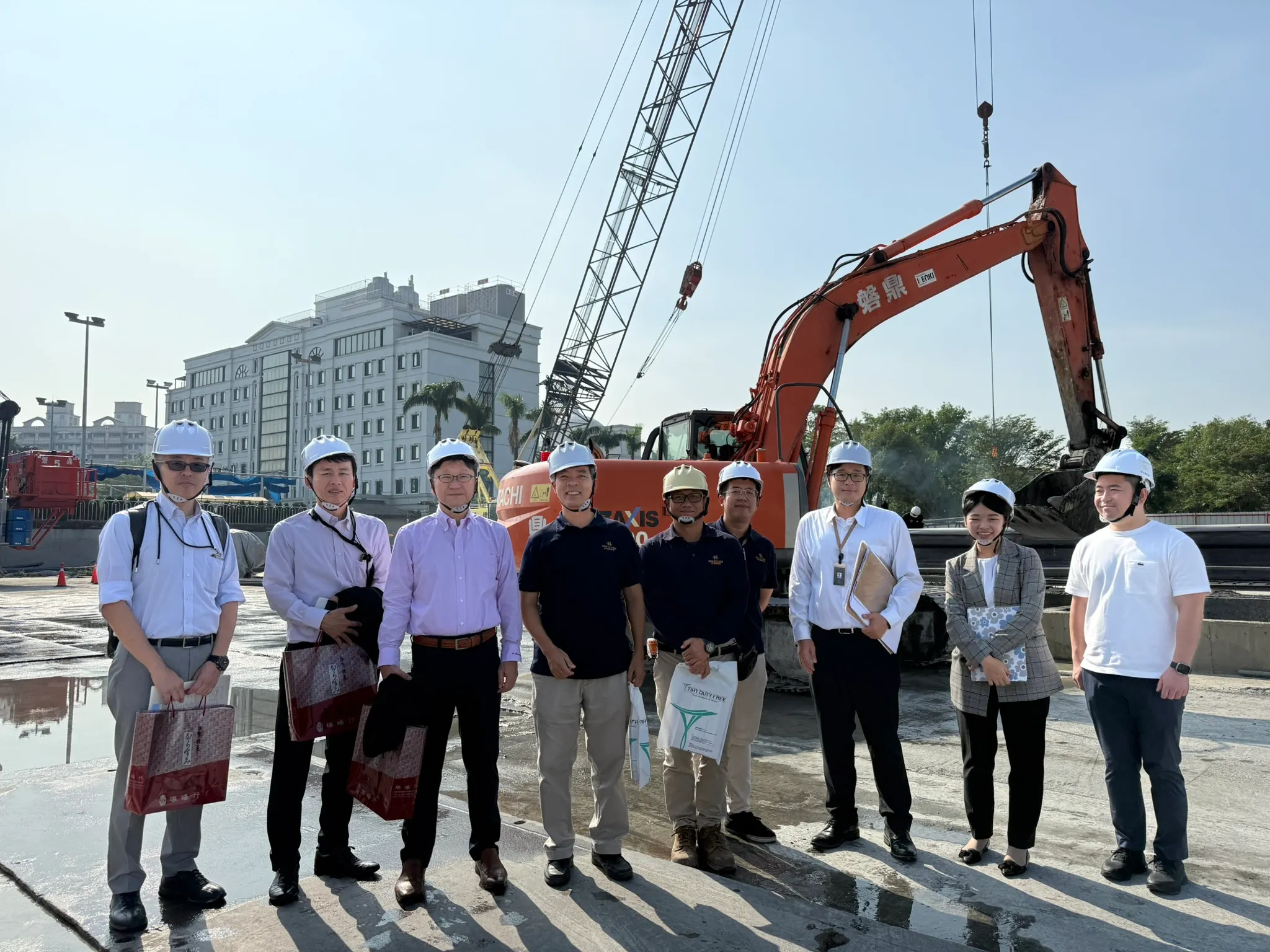 三井不動產品管部至衛武營旁「華泰段」工地實地會勘。（圖／華友聯提供）