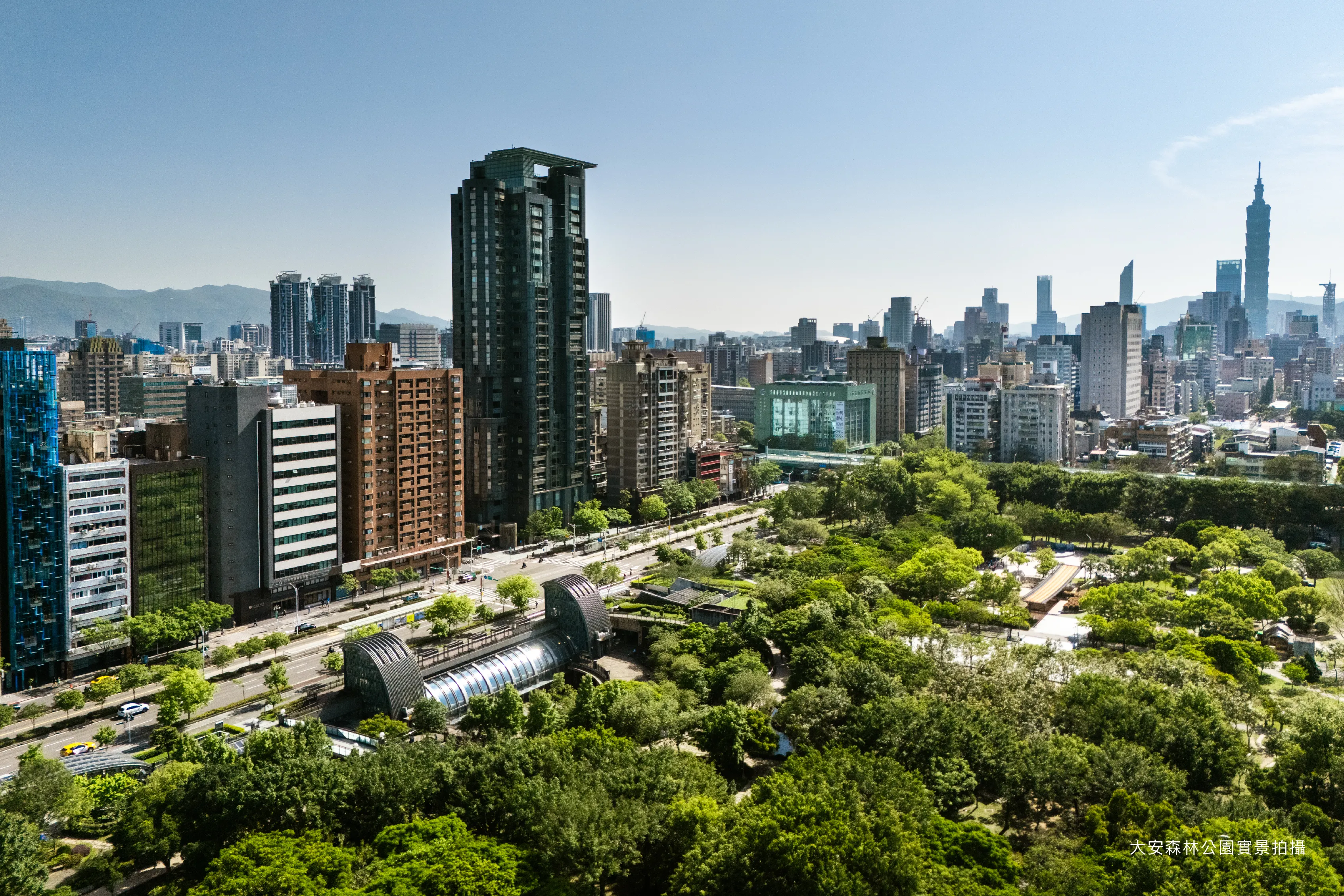 皇翔下半年重點個案【柏金】以「捷運東門站8號出口」黃金門牌與高訂美學重塑台北天際。（圖／皇翔）