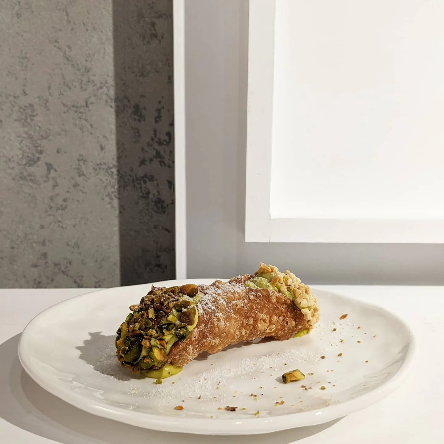 開心果甜點推薦：PAI PAI CANNOLI & GELATO開心果水管捲。（圖／取自PAI PAI Cannoli臉書）