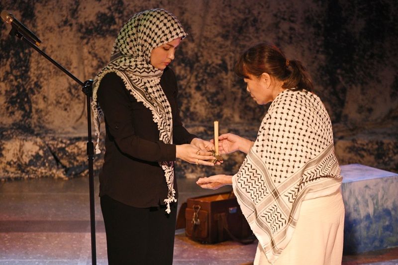 加薩母親Amel 與台灣母親劉敏在差事劇團噤濤聲演出拉開序幕。（鍾喬提供）