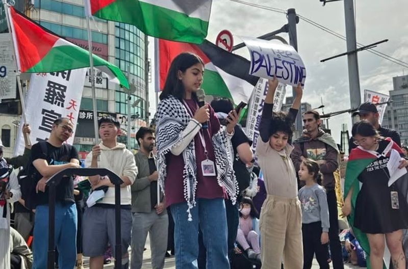 參加街頭抗爭的女兒與兒子 malak 與弟弟（鍾喬提供）