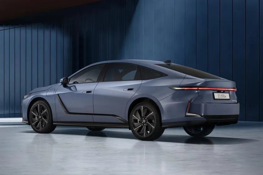 第8代ES油電能鎖定油車的BMW 5系列、賓士E-Class，電動版矛頭當然是對準級距霸主Tesla Model 3而來。