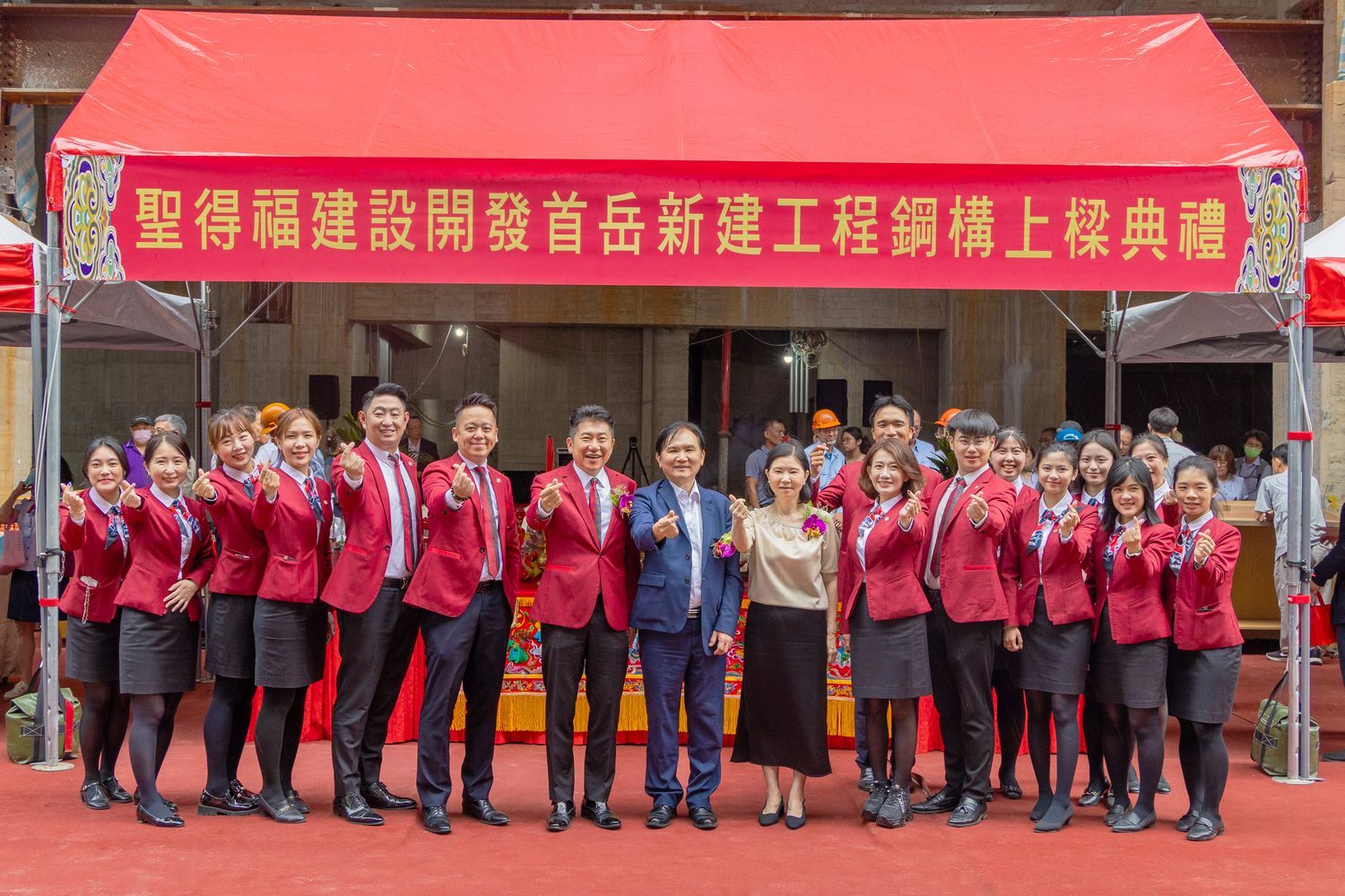 由聖得福建設與創意家行銷聯手推出的西區門戶指標都更案「首岳」，於9月26日舉行鋼構上樑典禮。.jpg