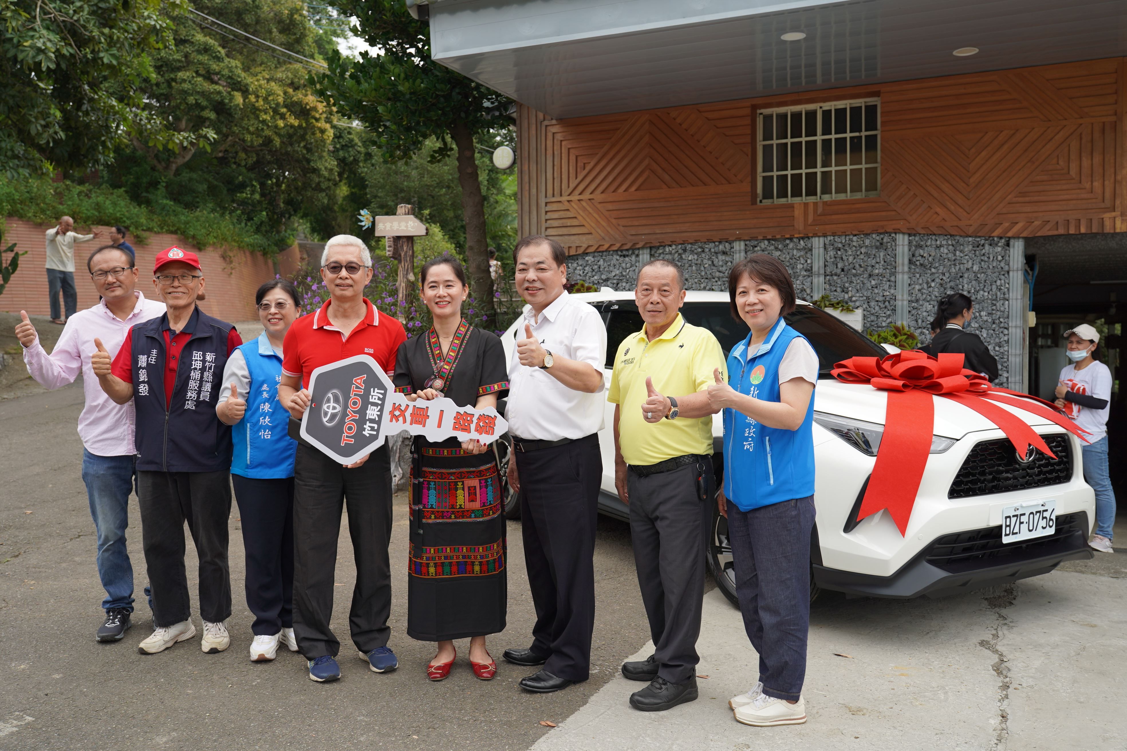 TOYOTA 桃苗汽車捐贈交通車一部，方便載送各村的長輩，讓長照有愛、服務無礙。（圖／新竹縣政府提供）