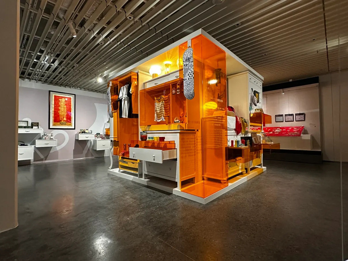 「老派浪漫：館藏圖像創意應用特展」以回收家具結合複合媒材的裝置藝術展臺。（圖／國立歷史博物館提供）