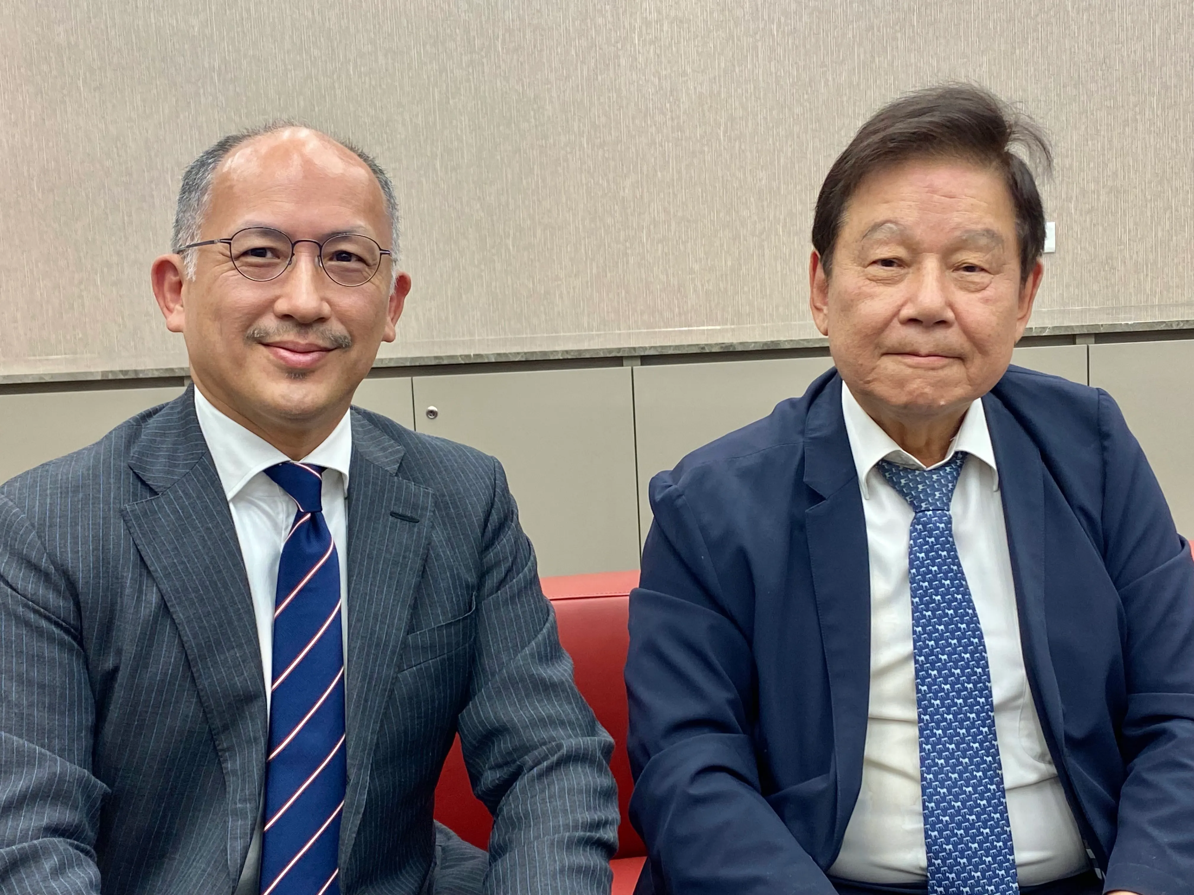 20250926-國票金控董事長魏啟林（右）庾總經理陳冠舟（左），26日於法說會後與媒體聯訪。（陳怡慈攝）