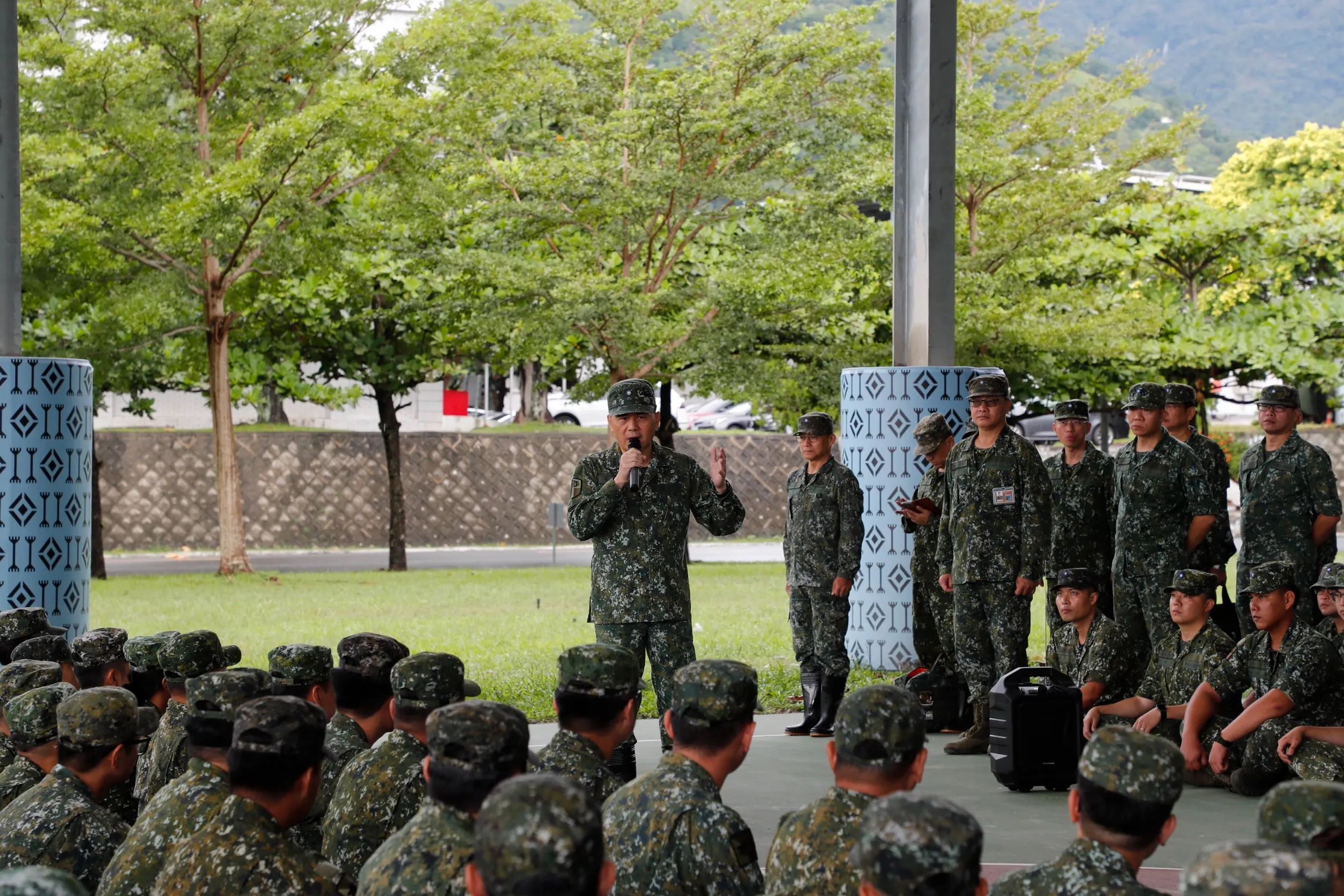 20250926-司令呂上將特別前往臺東地區指揮部，勗勉即將投入救災的官兵。（陸軍提供）