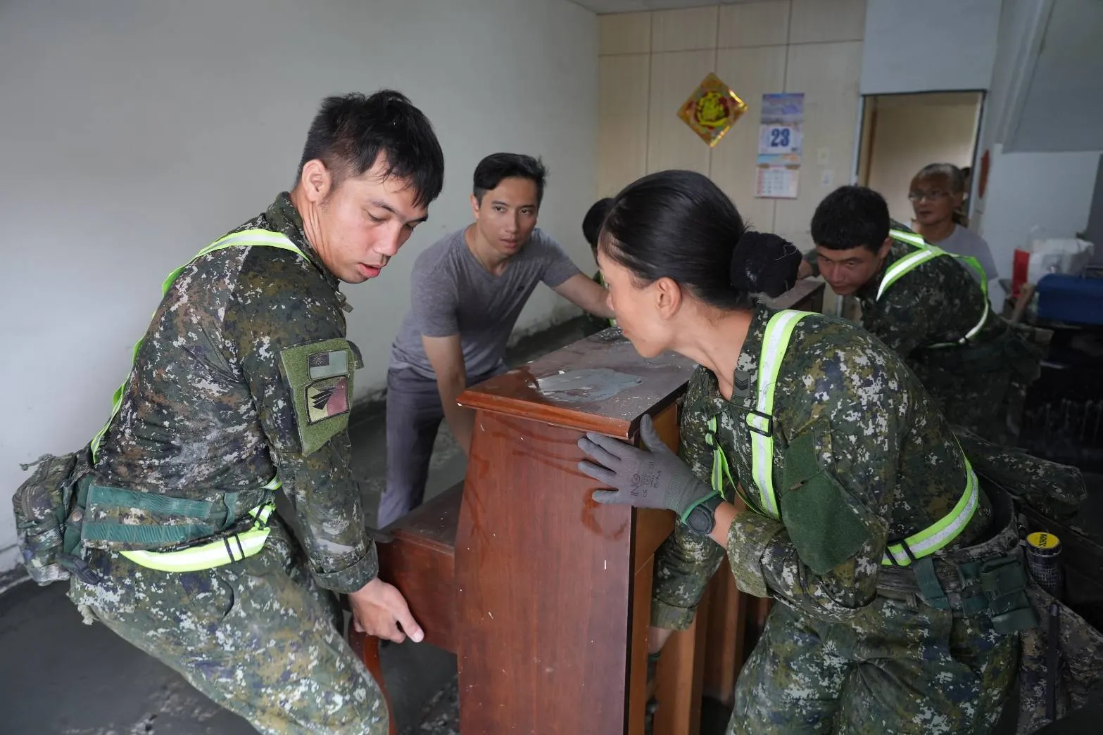 20250926-官兵協助家屋清淤與搬運廢棄物，以實際行動協助恢復家園。（陸軍提供）