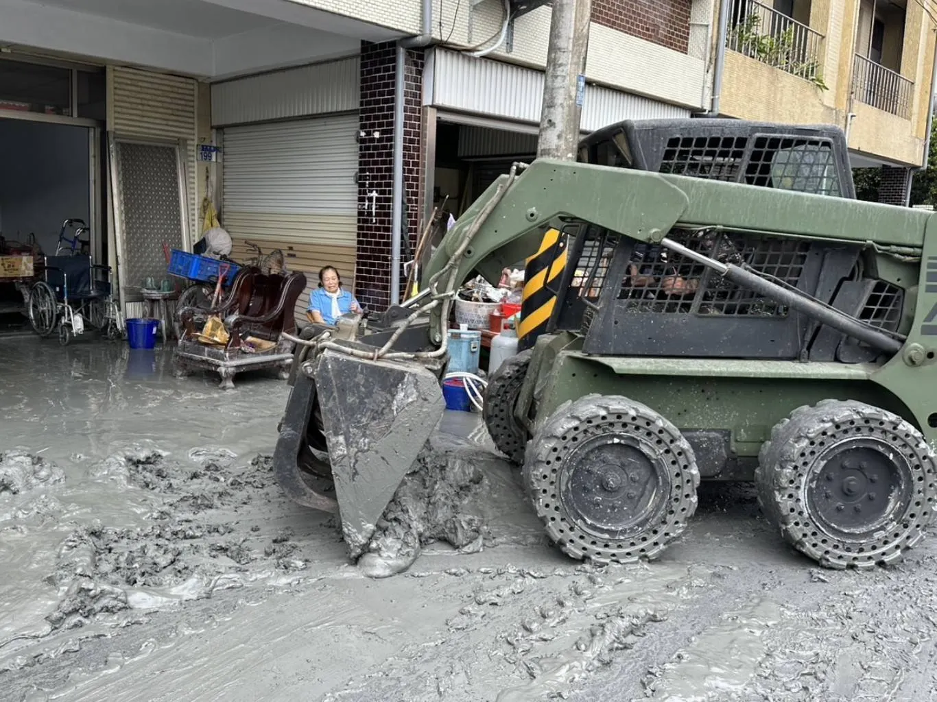 20250926-工兵機具持續進行道路清淤。（陸軍提供）