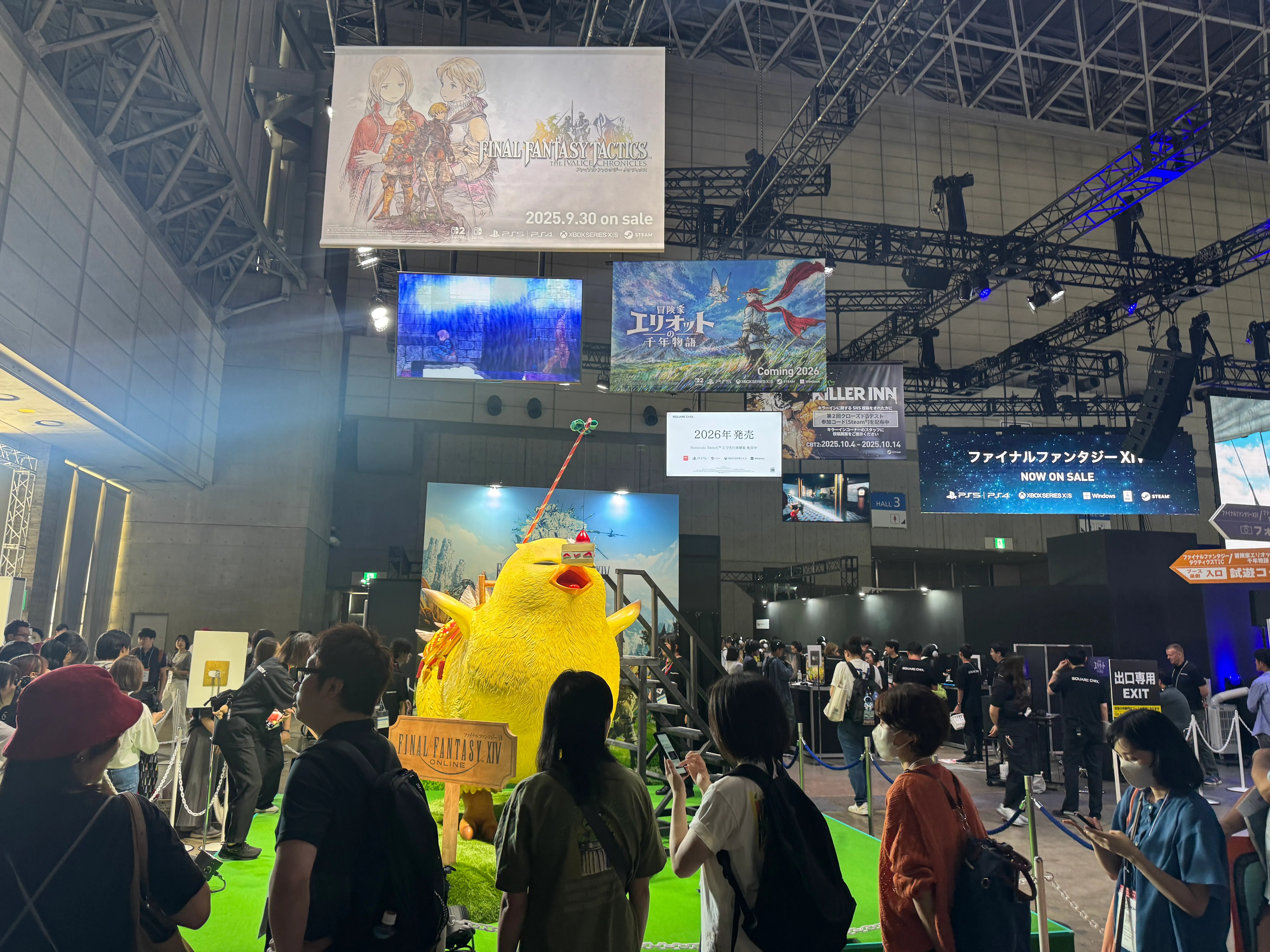 「東京ゲームショウ2025」が幕張メッセで開幕し、スクウェア・エニックスの最新作試遊や限定グッズ販売を求め多くの来場者で熱気に包まれている。黃信維
