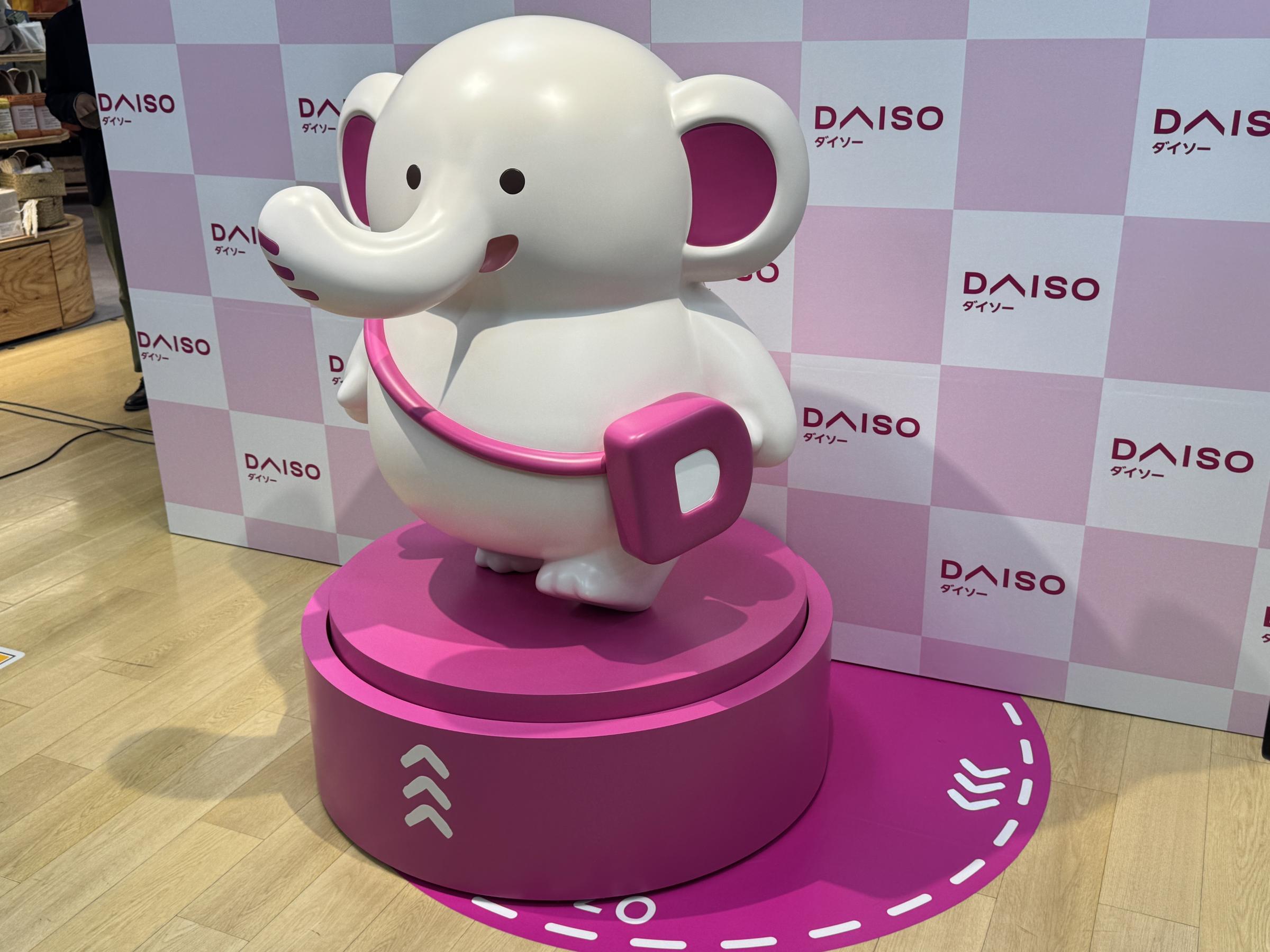 ダイソーは都内最大規模のアルカキット錦糸町店リニューアルにあわせ、公式キャラクター「ダイゾー」を発表し、アンバサダーの髙木悠未さんが登壇した。黃信維