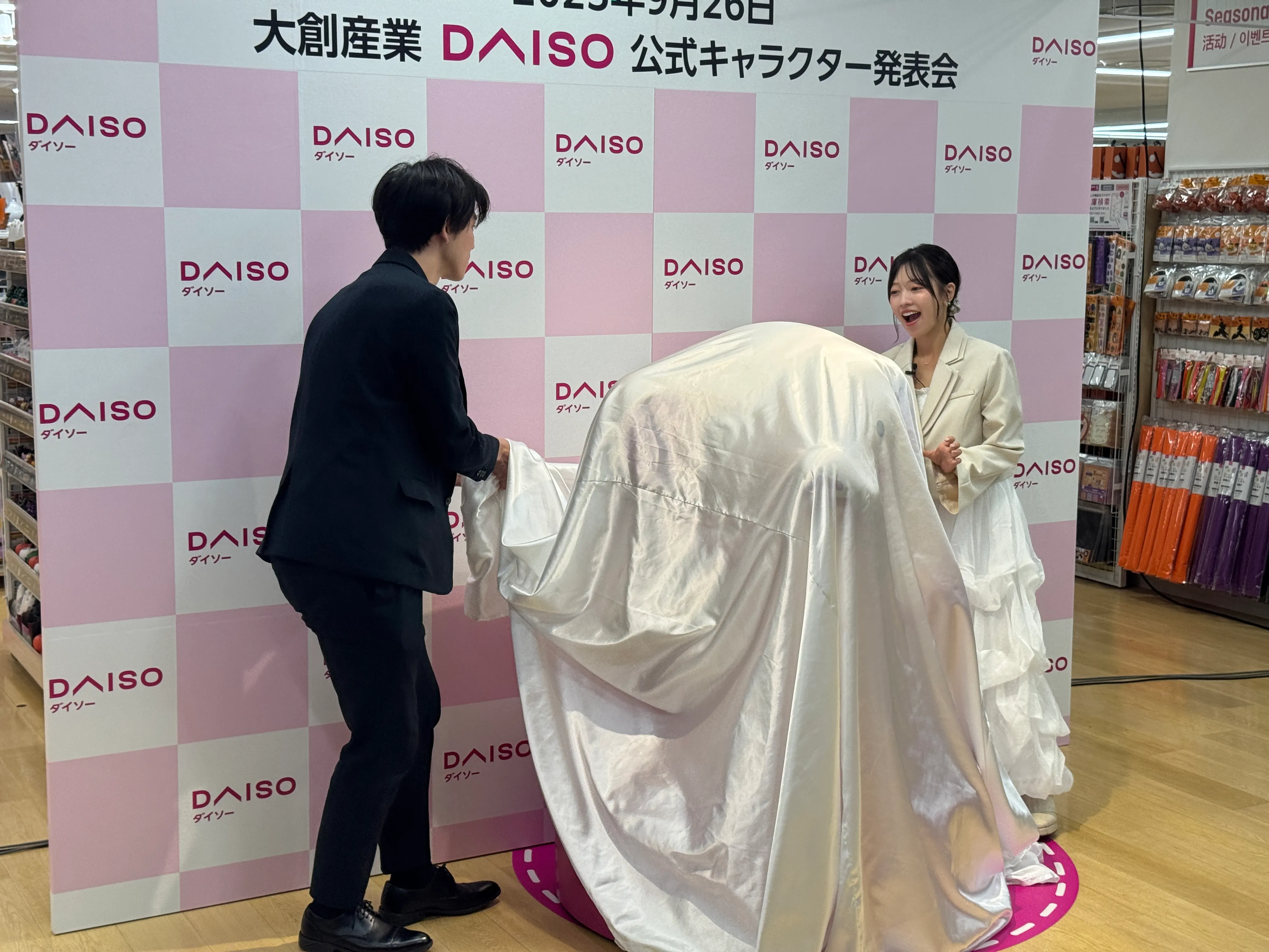 ダイソーは都内最大規模のアルカキット錦糸町店リニューアルにあわせ、公式キャラクター「ダイゾー」を発表し、アンバサダーの髙木悠未さんが登壇した。黃信維