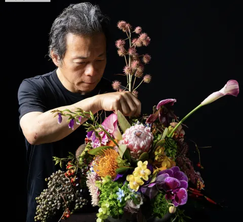 花人・赤井勝氏がFCCJで作品展を開催し、写真との融合による新たな装花表現と「MeSEUM」プロジェクトを披露した。FCCJ