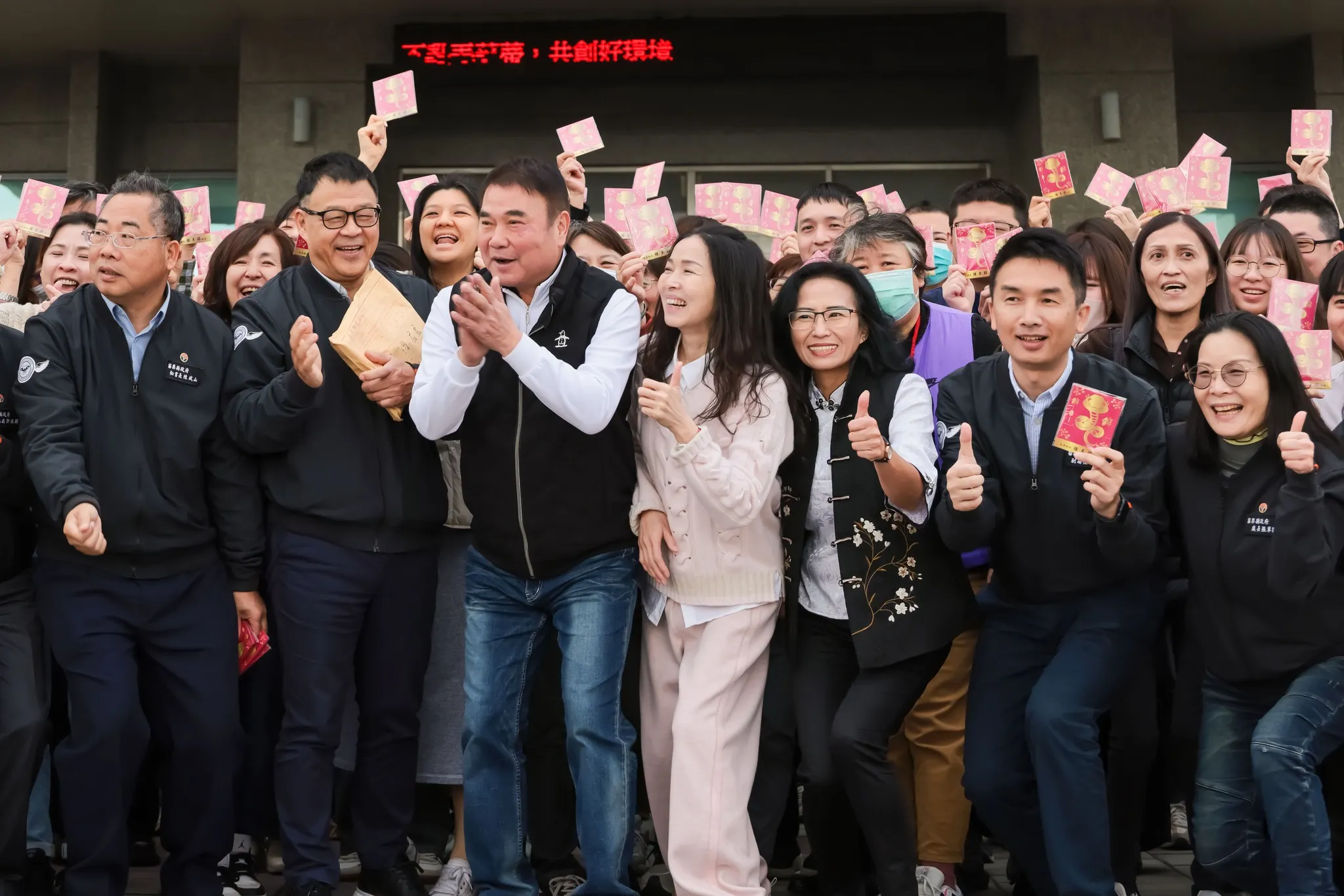 20250927-苗栗縣長鍾東錦與夫人陳美琦。（取自鍾東錦臉書）