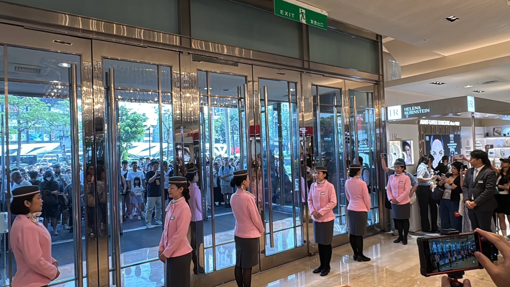 20250927-27日中港店復業，新光三越並沒有大肆宣傳，而是像過去25年來一樣由服務人員迎賓開門。（劉芯衣攝）