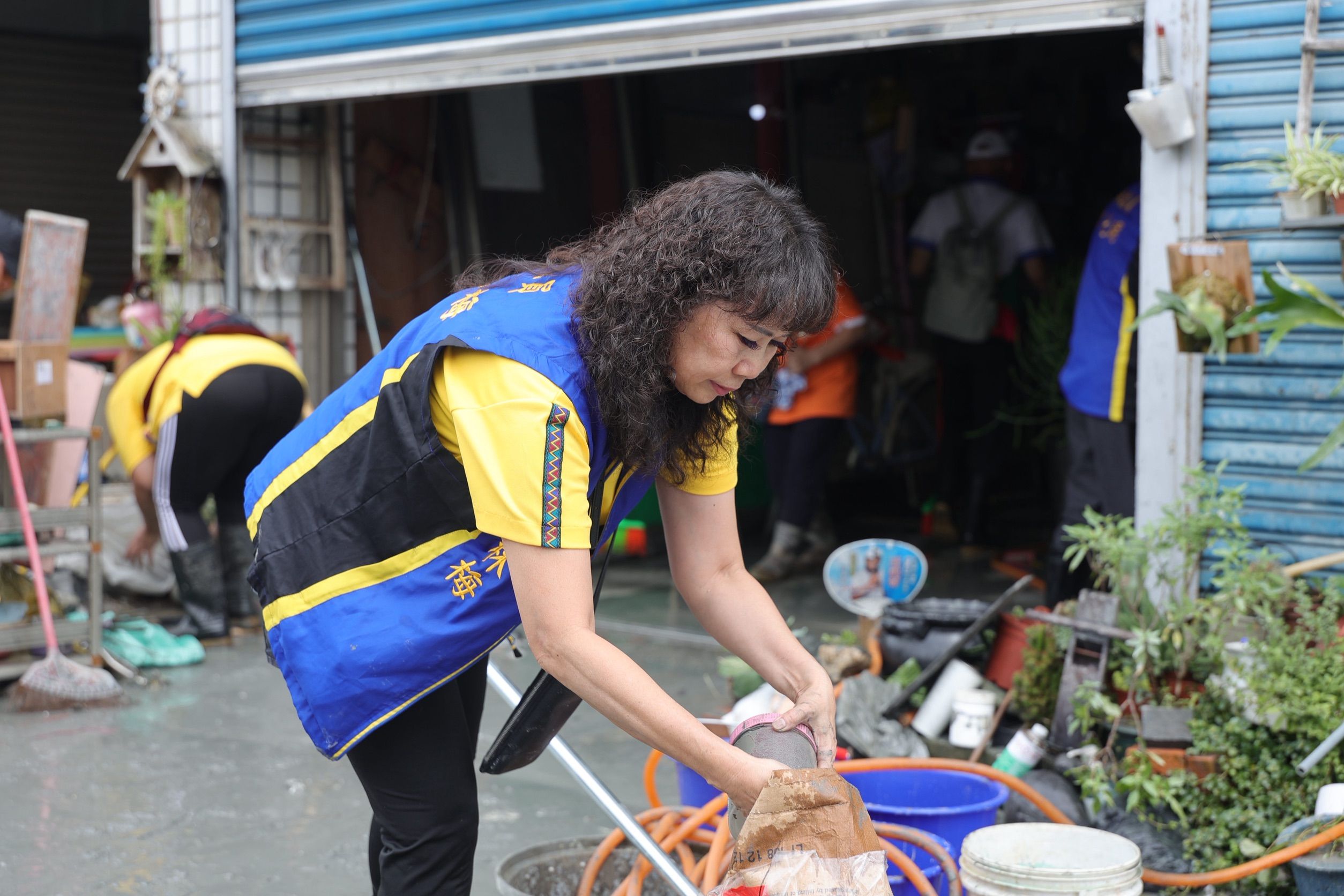 國民黨議員團協助清洗修繕生活用品。（圖／國民黨花蓮縣黨部提供）