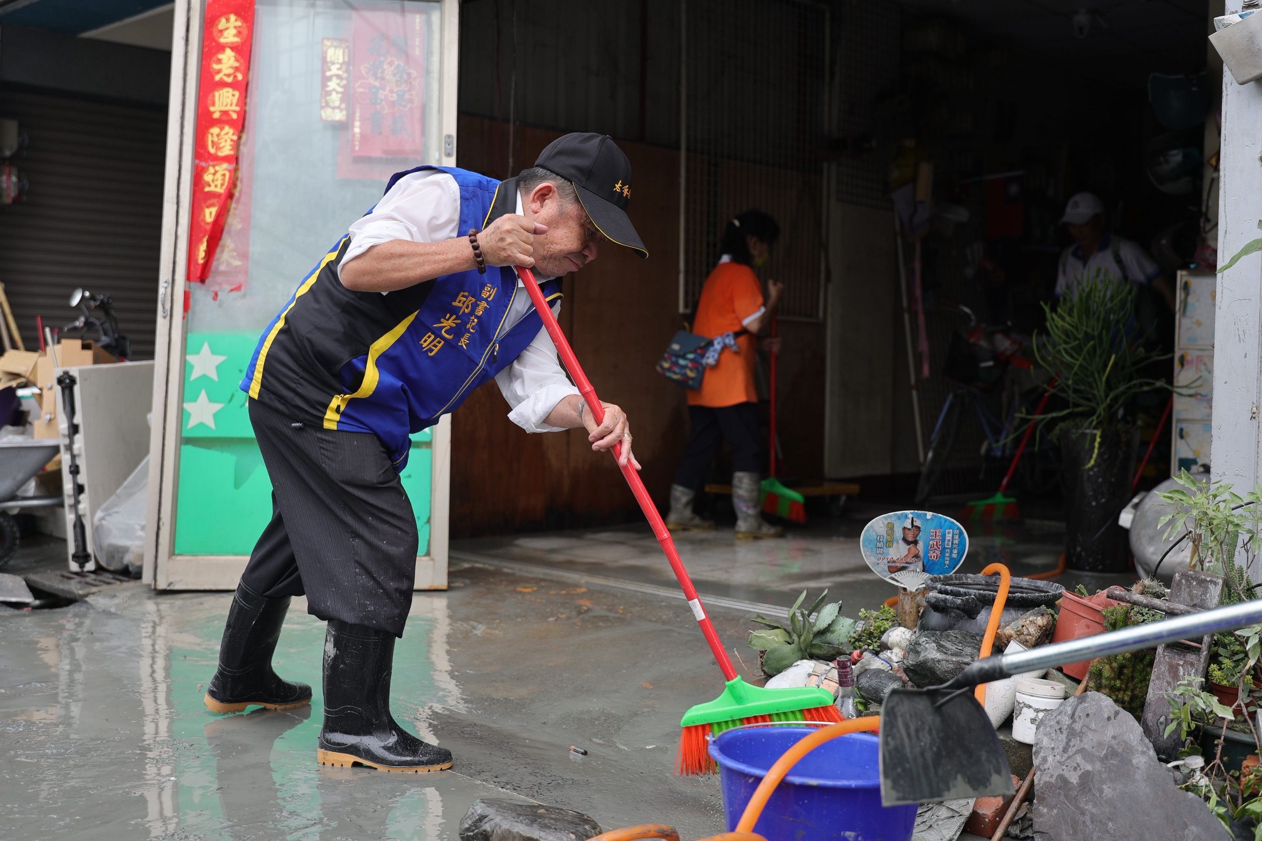 國民黨議員團拿著打掃用具，協助災民清掃家園。（圖／國民黨花蓮縣黨部提供）