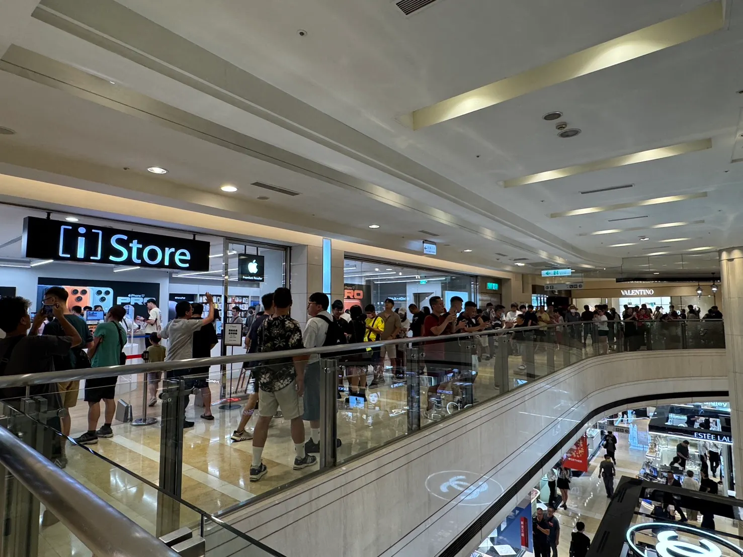 20250927-民眾湧入新光三越台中中港店，不論是餐廳或是[i]Store都出現排隊人潮。（劉芯衣攝）